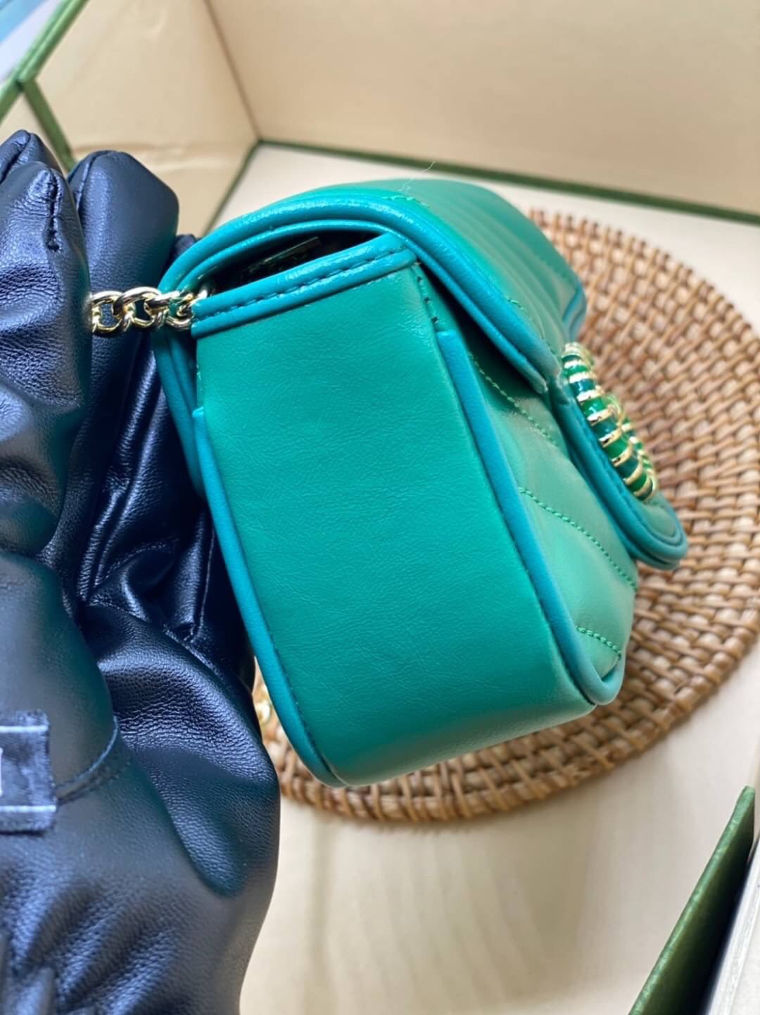 หนังแท้ VIP GIFT 】GUCCI GG Marmont super bag [mini & small] กระเป๋าสะพายข้าง โทนสีสดใสเล่นสีทูโทนตัดกันอย่างลงตัว เฟี๊ยดมากค่ะ ไซส์กะทัดรัด พกพาง่าย น้ำหนักเบา ดีไซน์สวย ภายในโล่งกว้าง มาพร้อมสายสะพายโซ่อะไหล่ทองในตัว ปรับใช้ได้ทั้งแบบสะพายเดี่ยว และสะพาย