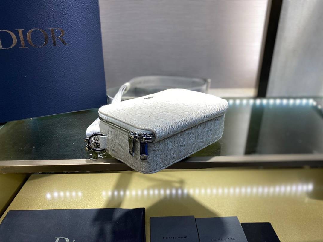 หนังแท้ DIOR POUCH WITH SHOULDER STRAP Oblique Jacquard พร้อมส่งที่ไทย งานหนังแท้และผ้าแจ็คการ์ดออริจินอล ภาพสินค้าถ่ายจากงานขายจริง ใช้งานต่างประเทศได้