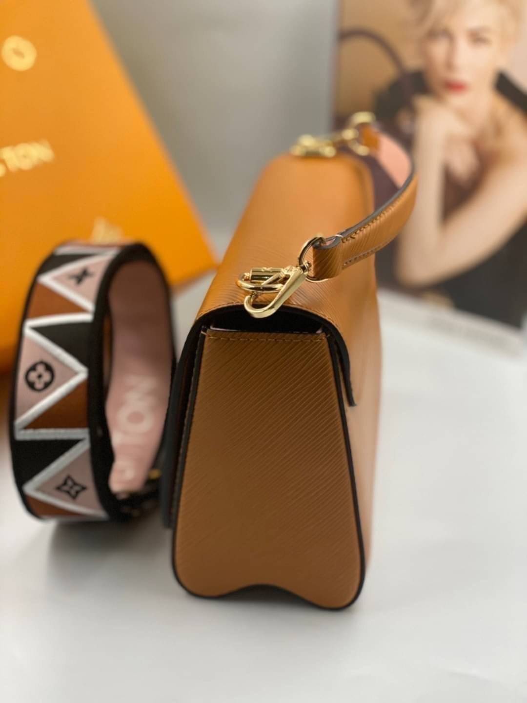 หนังแท้ LOUIS VUITTON Epi Twist Shoulder Bag MM พร้อมส่งที่ไทย เกรดออรินอลงานหนังแท้ทั้งใบ ภาพสินค้าถ่ายจากงานขายจริง ใช้งานต่างประเทศได้