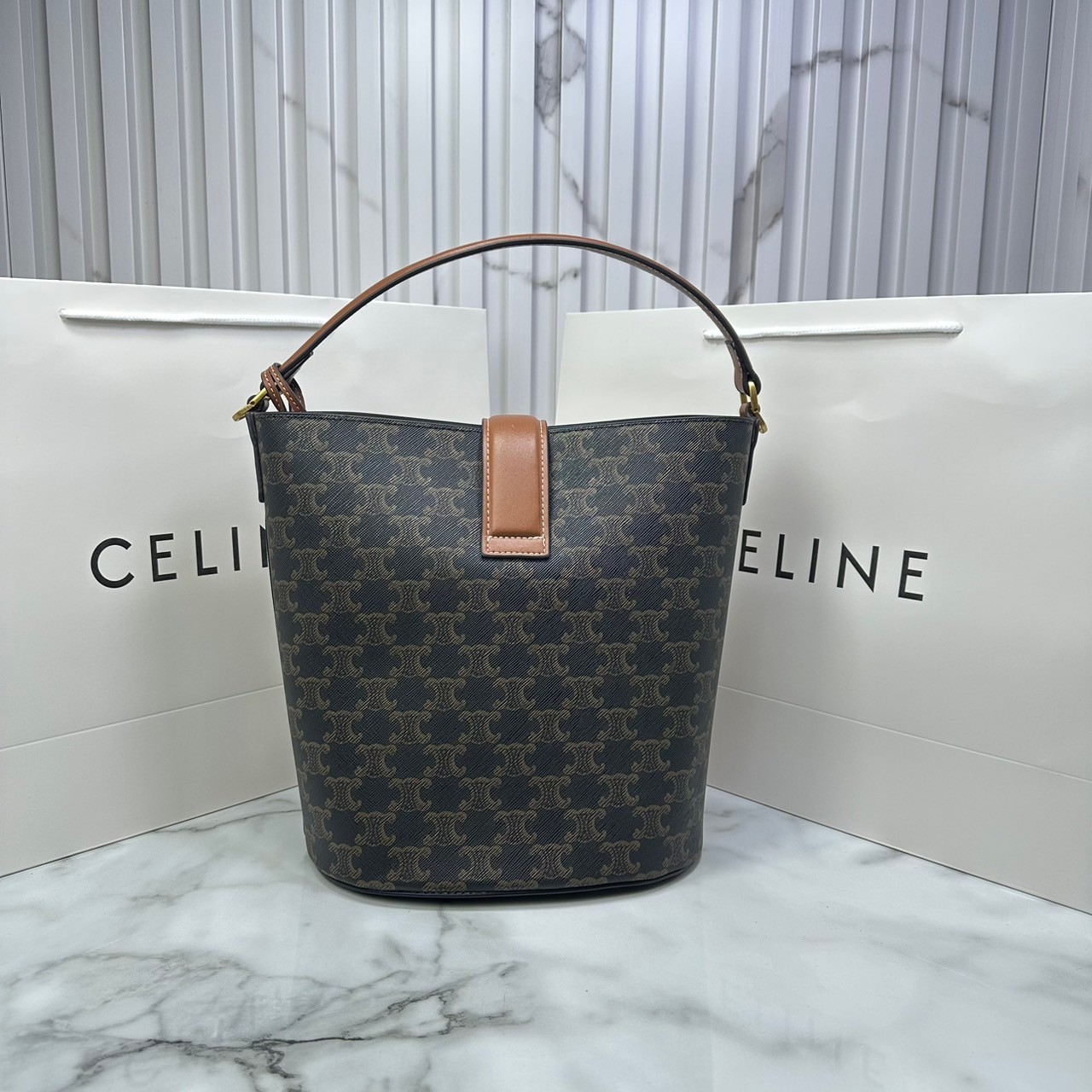 CELINE MEDIUM LOUISE BAG in Triomphe Canvas กระเป๋าสะพายทรงบัคเก็ต กระเป๋าถือพร้อมฆูจับและสายสะพายข้าง งานแคนวาสแท้พิมพ์ลายโลโก้สวยคมชัด เรียบหรู
