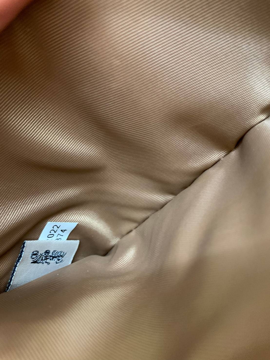 พร้อมส่งครบ 5 สี กระเป๋าสตางค์ที่สาวๆต้องมีติดตัวค่าา😘 COACH TECH WALLET IN COLORBLOCK SIGNATURE ((C2874)) ✔️กระเป๋าเงินใบยาว หนังแท้ พร้อมสายคล้องมือในตัวค่ะ ✔️เปิดปิดด้านหน้าแบบฝากระดุม ภายในมีช่องใส่ธนบัตร2ช่อง ;สามารถใส่มือถือ ip