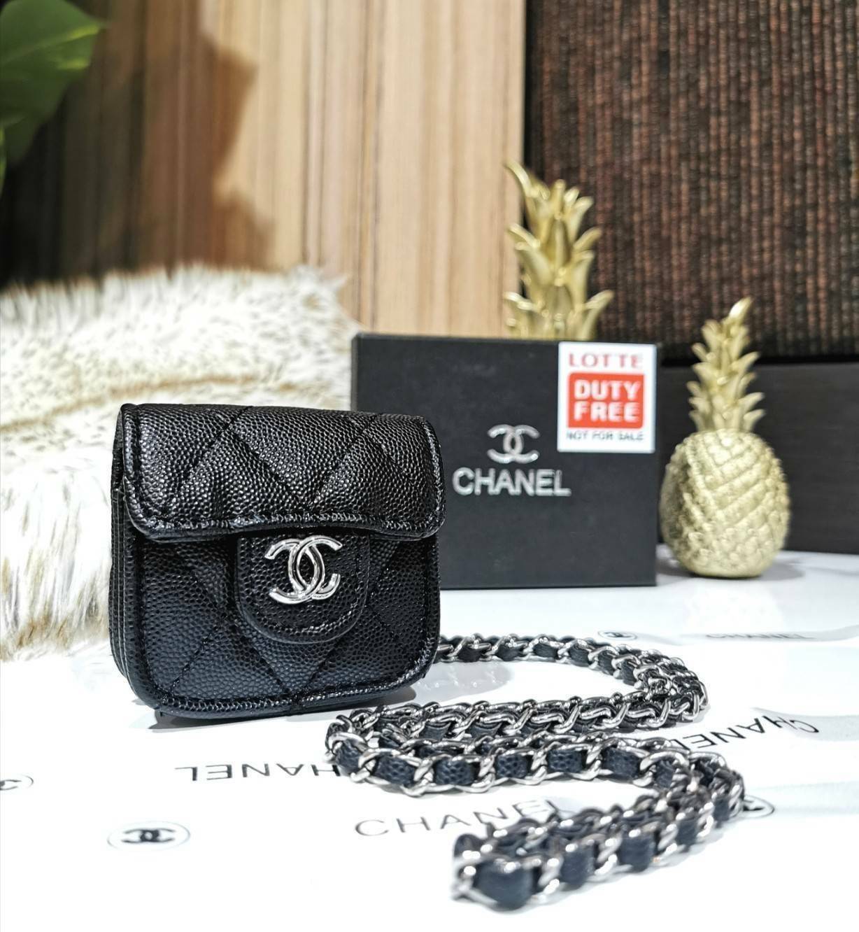 พรีเมี่ยมกิ๊ฟแท้ 100% 】CHANEL MINI BLACK CAVIAR BAG VIP GIFT WITH PURCHASE (GWP) พรีเมี่ยมกิ้ฟ Chanel Lotte Duty Free รุ่นใหม่ล่าสุดไอเท็มแนะนำ กำลังฮิตสุดๆวัสดุหนังคาเวียร์สุดคลาสสิคเปิดปิดด้วยฝาปิดกระดุม ด้านหน้าประดับโลโก้แบรนด์อะไหล่เงินสวยหรูดูดีมาพร