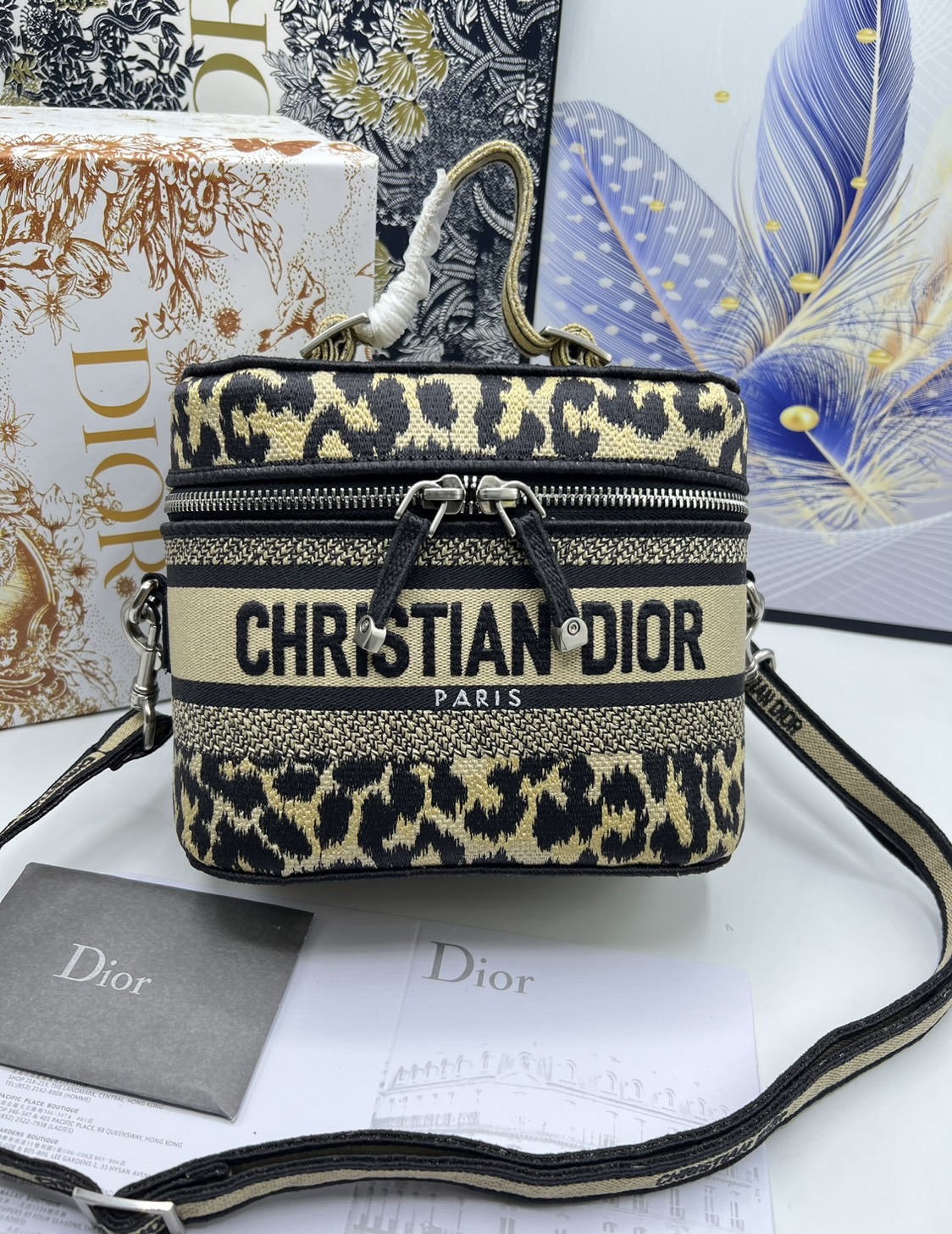 18cm Small DiorTravel Vanity Case กระเป๋าใส่เครื่องสำอาง มาพร้อมกับลวดลาย Oblique ปักอย่างประณีตและประดับด้วยสัญลักษณ์ Christian Dior Paris มาพร้อมสายสะพายและหูจับในตัว ปรับเปลี่ยนใช้งานได้ตามสไตล์