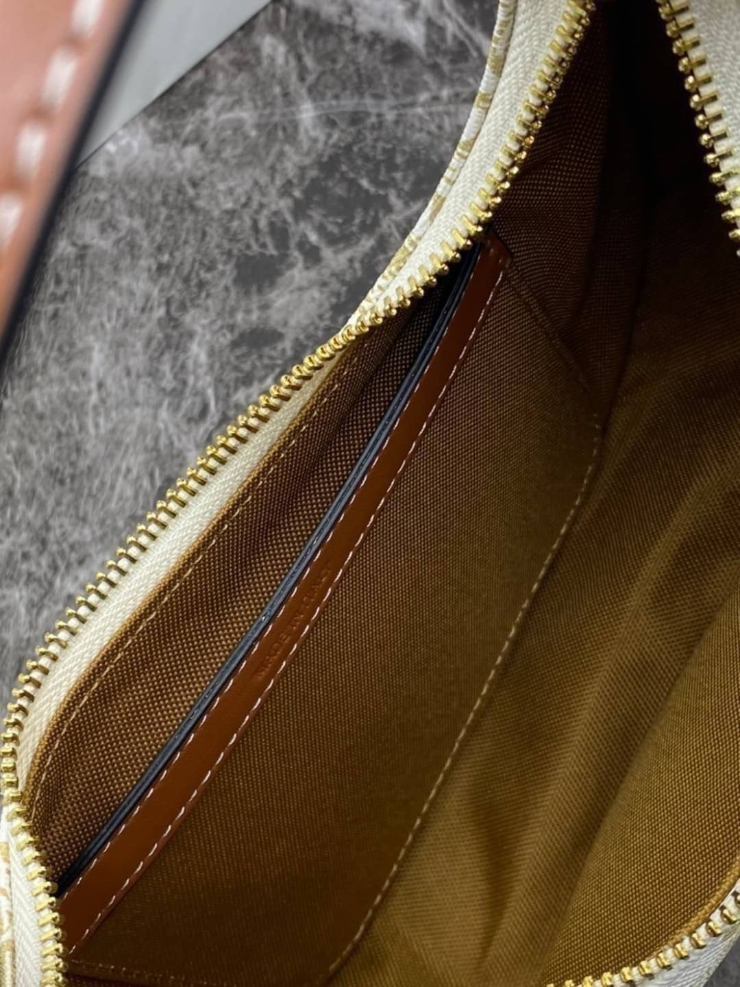 หนังแท้ CELINE AVA / CELINE Vintage Classic Ava bag 1 ใน คอลเลคชั่น “Triomphe Canvas” มาพร้อมสายสะพายไหล่ที่ปรับความยาวได้ และเนื่องจากช่วงล่างของกระเป๋ามีขนาดใหญ่กว่าช่วงบน จึงทำให้ไม่เสียทรงเมื่อเราใส่สิ่งของอย่างกระเป๋าสตางค์หรือโทรศัพท์มือถือ หากดูภาพ