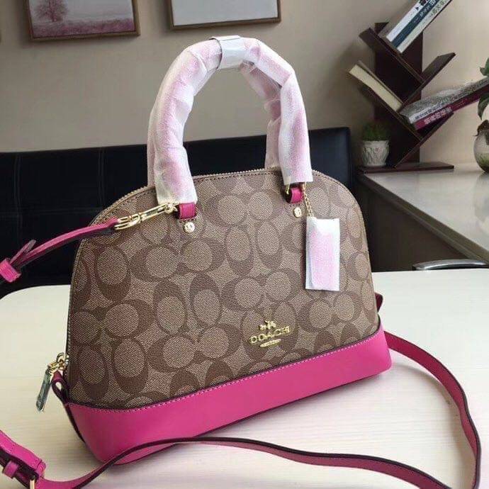 Coach Mini Sierra Signature กระเป๋าถือทรงโดม ภายในกว้างสามารถใส่กระเป๋าเงินเล็ก และมือถือได้ และยังมีช่องซิปเล็ก 1 ช่อง ด้านหลังมีกระเป๋าเล็กเก็บบัตร 1 ช่อง ใครยังไม่มีพลาดไม่ได้แล้วนะคะ