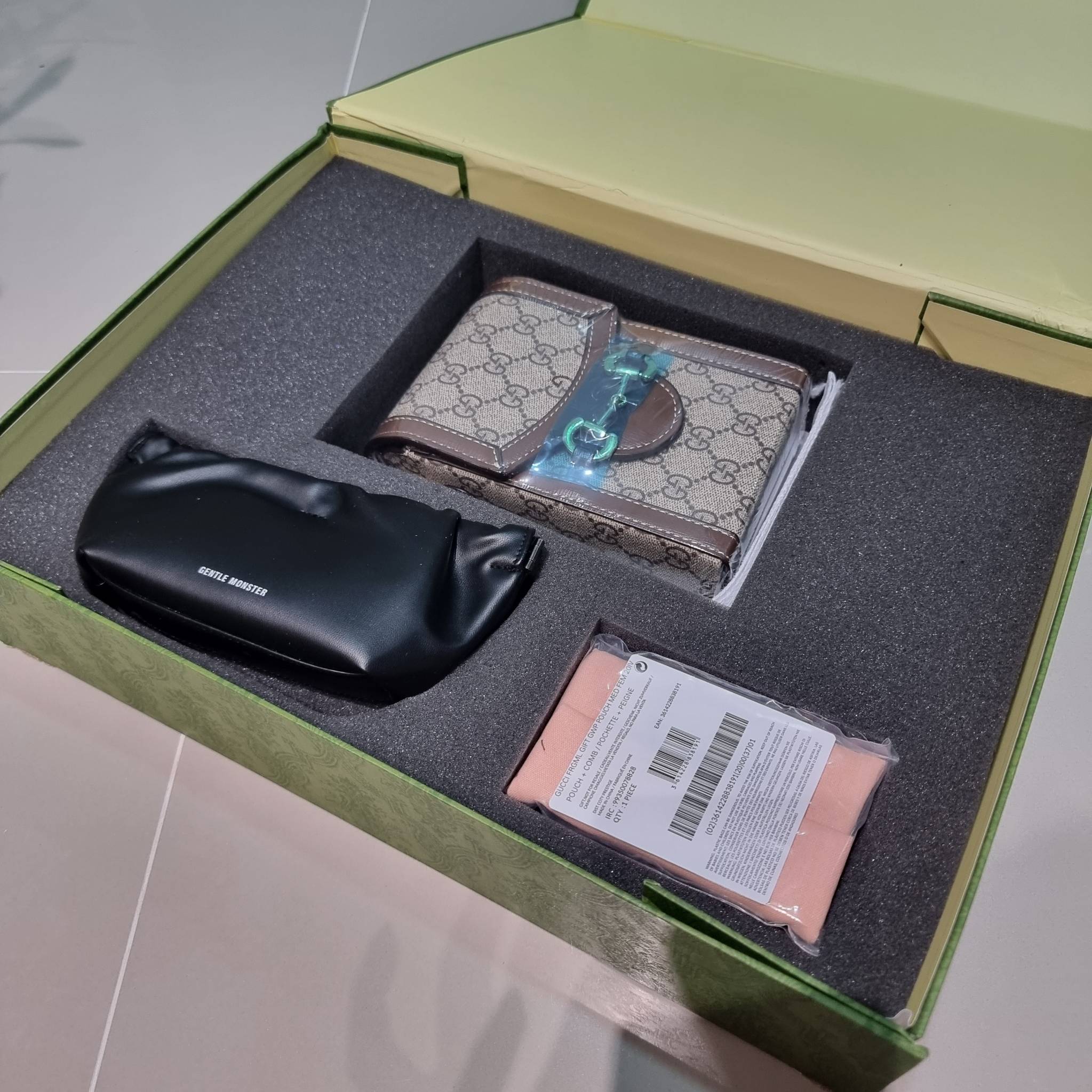 Set 3 ชิ้น Gucci Horsebit 1955 mini bag / Gucci Phone Bag box set ชวนสะสม ใครมองหาของขวัญอยู่ เซ็ทนี้จัดว่าเลิศมาก! กับการจับเอารุ่นยอดฮิต มามิกซ์รวมกับไอเท็มสุดคุ้มของมันต้องมี!! จัดเรียงให้อยู่ในกล่อง box set ลิมิเต็ด ที่มีทั้งแว่นตา gentle monster แบรน