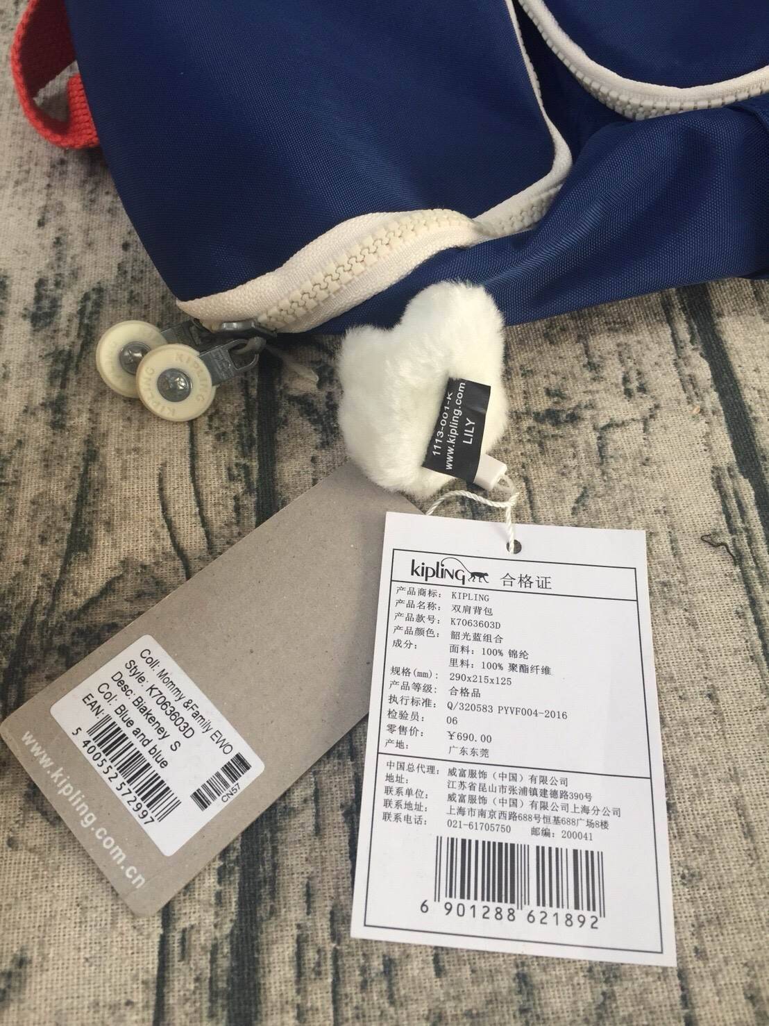 กระเป๋าเป้ Blakeney ไซส์ S จาก KIPLING ที่ออกแบบมาสำหรับผู้หญิง มาพร้อมดีไซน์เบาะรองรับหลัง ซึ่งเหมาะสำหรับ active lifestyle สามารถเก็บของได้อย่างจุใจแต่มีน้ำหนักเบา รวมถึงมีคุณสมบัติกันน้ำช่วยป้องกันให้ของในกระเป๋าปลอดภัยไร้กังวล