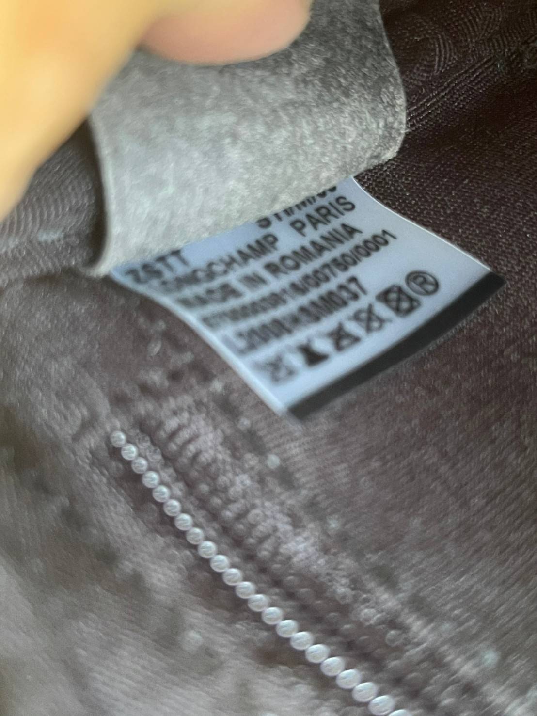 Longchamp Roseau Canvas Crossbody Bag ขนาดที่มีความกะทัดรัดมากกว่าและเหมาะกับสรีระของผู้หญิง ทำให้เคลื่อนไหวได้สะดวก สำหรับใครที่ต้องการกระเป๋าแบบใช้งานได้แบบคล่องตัว Longchamp รุ่นนี้สามารถตอบโจทย์ได้ดี ด้วยขนาดและน้ำหนักที่เบามีขนาดกะทัดรัดลงตัว เพิ่มเต