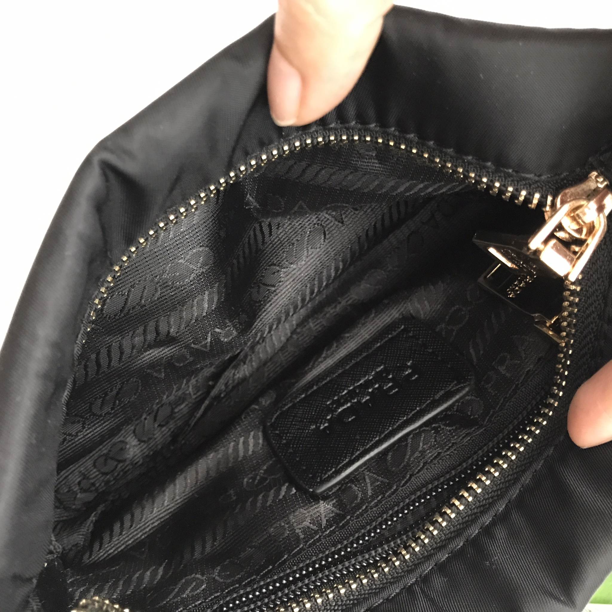 งานพรีเมี่ยมกิ้ฟ จากเคาเตอร์ต่างประเทศคะ ได้ กระเป๋าอเนกประสงค์ จากแบรนด์ PRADA มาค่า เป็นกระเป๋าผ้าไนล่อน ตามแบบฉบับของแบรนด์เลย ขนาดกะลังพอดี เป็นทั้งกระเป๋าสตางค์ ถือเป็นคลัชืหรือ สะพายข้างลำตัวได้ ภายในมีช่องซิปใส่ของจุกจิกได้คะ ขนาดกำลังดีคะ ถือแล้วส