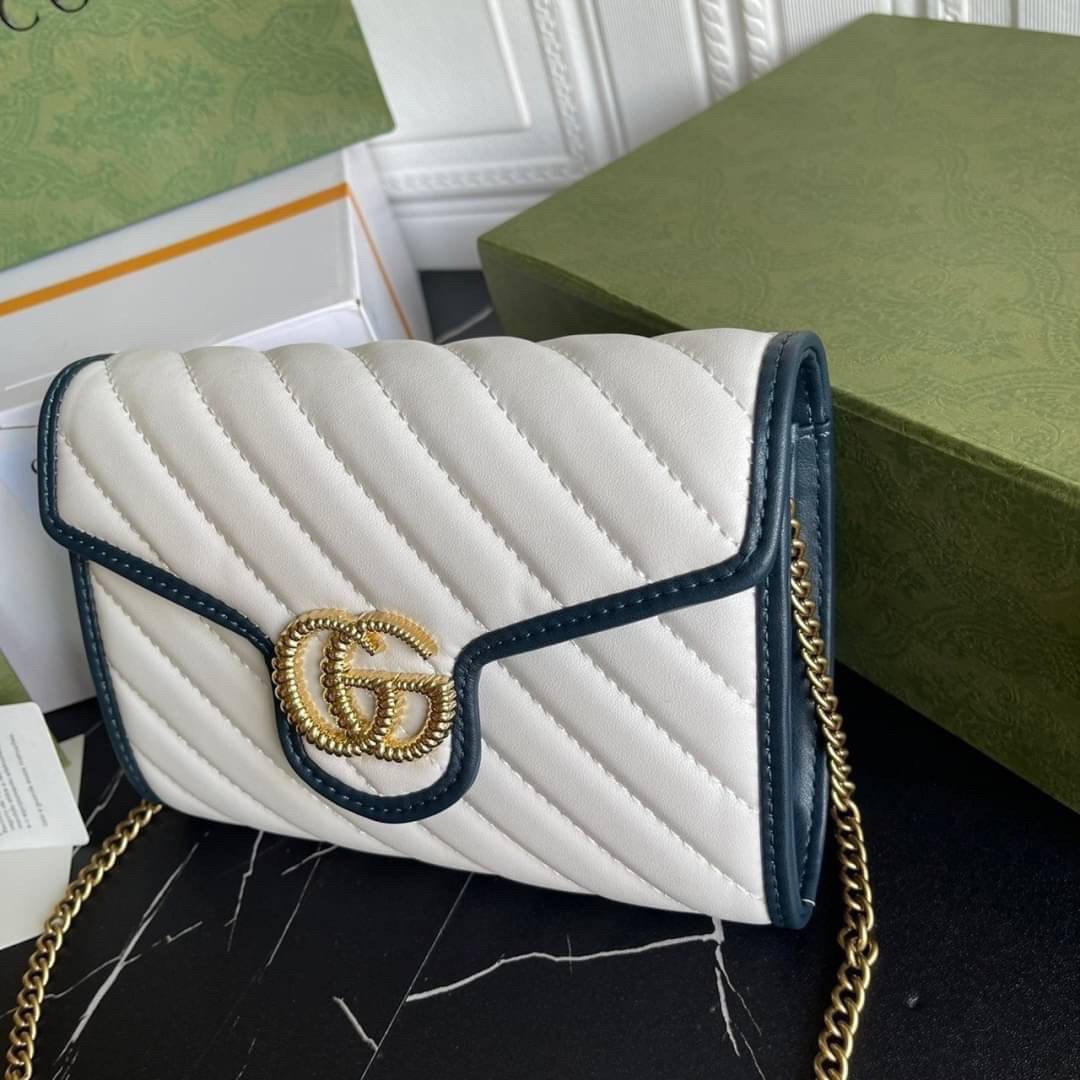 หนังแท้ GG Marmont matelassé mini bag พร้อมส่งที่ไทย GUCCI Wallet on Chain ภาพสินค้าถ่ายจากงานขายจริง รุ่นนี้หนังสวยมากค่ะ ละมุนที่สุด ใส่บัตร ใส่แบงค์ได้ รับรองว่าจะเป็นกระเป๋าที่จะหยิบใช้งานได้บ่อยๆ รับประกันความสวยปังค่าาา