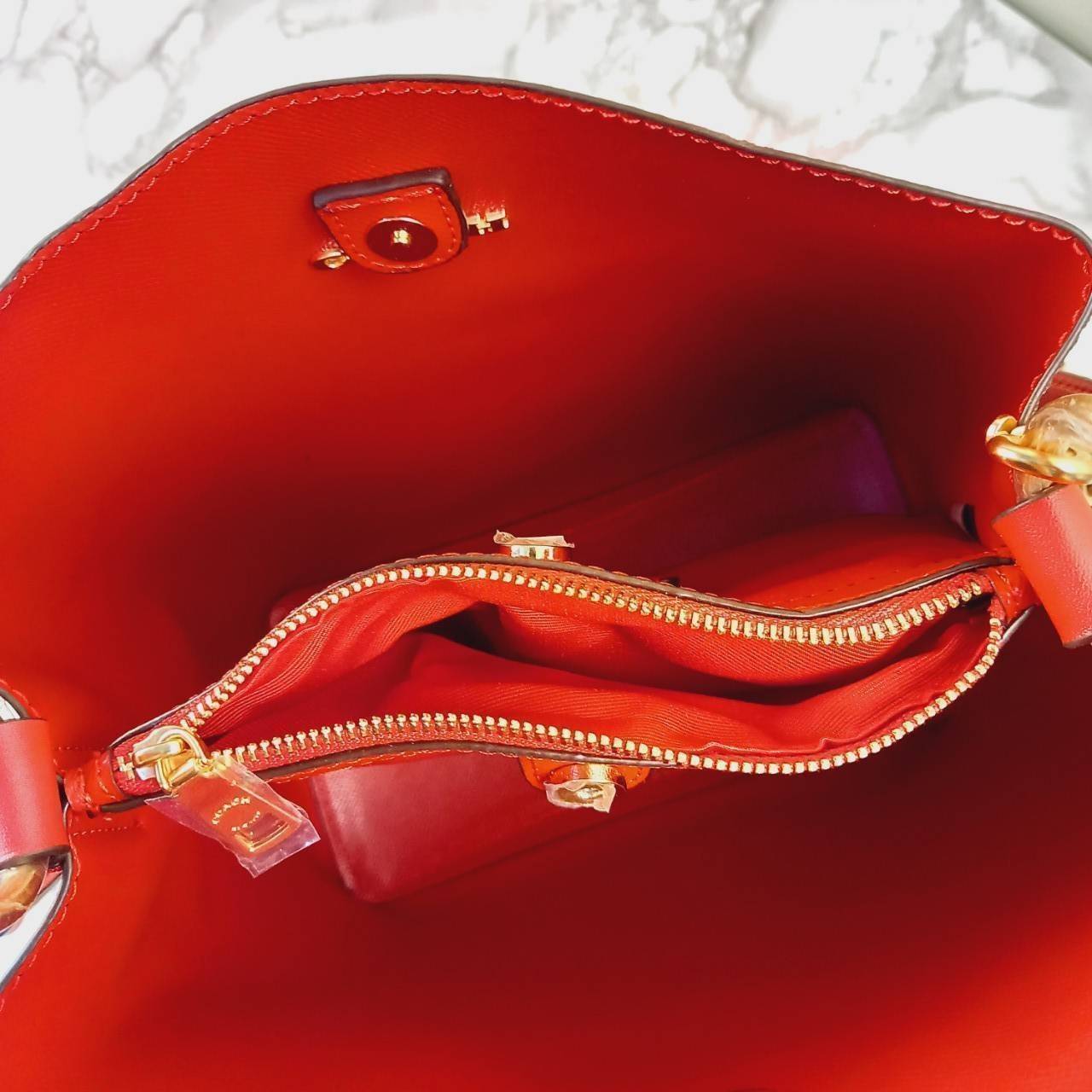 ใบใหญ่ 10" COACH TOWN BUCKET BAG IN SIGNATURE CANVAS (COACH 91512) 🌺 เป็นสีที่ขายดีมากๆ และหายากมากๆด้วย!! //ขนาด 10 นิ้ว ใส่ของได้จุใจ!! //กระเป๋าสะพายข้าง //วัสดุหนังแคนวาสอย่างดี หนังสวย อยู่ทรง มีสายสะพายยาว ใช้สะพายเป็นคลอสบอดี้ได้ สายยา