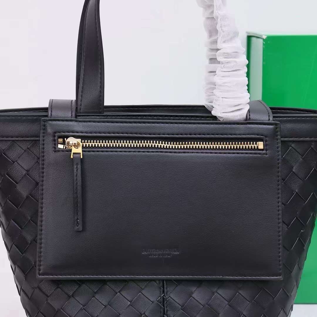 BOTTEGA Small Flip Flap Tote bag soft Intrecciato leather with zippered pocket กระเป๋าทรงโท้ทดีไซน์สานเป็นเอกลักษณ์หรูหรา จุของได้เยอะ เกรดออริ สลับแท้ 1:1 ใช้งานต่างประเทศได้