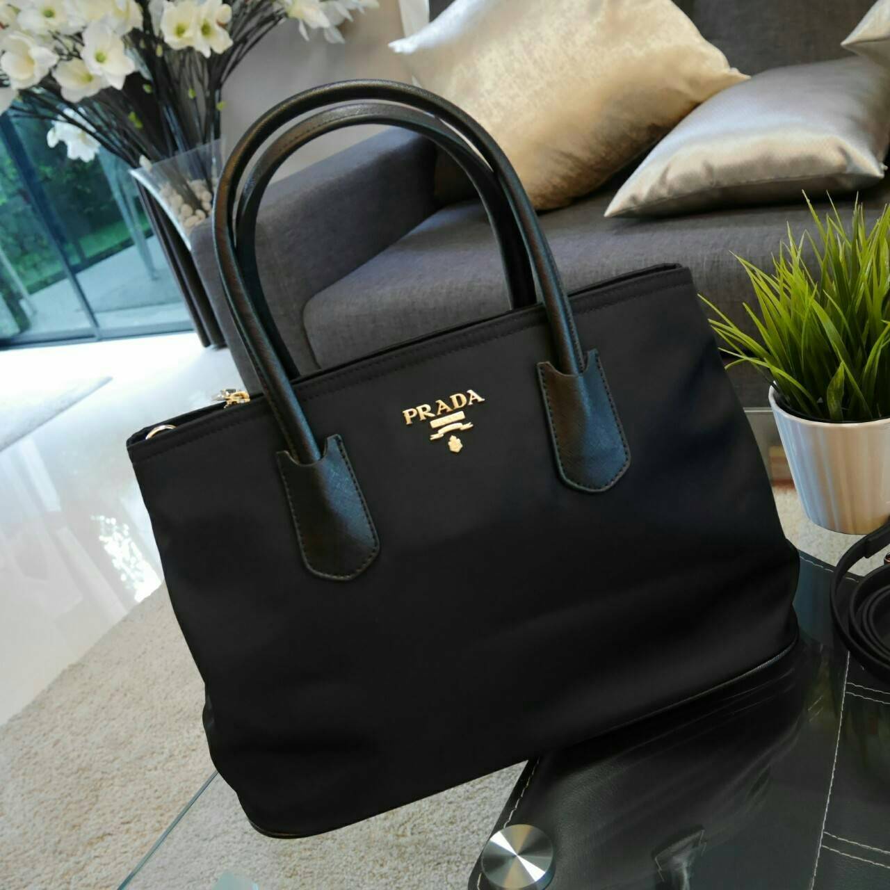 New item! Prada Nylon handbag กระเป๋าถือสะพาย **ทรงยอดฮิต มาแล้วค้า จากงานพรีเมี่ยมกิ้ฟใหม่ บอกเลยว่า ใบนี้ Nylon สลับหนัง สวยคุ้มสุดๆคะ ด้านหน้าประดับด้วยโลโก้แบรนด์สวยหรู ด้านในมีช่องซิปแบ่งอีกหลายช่อง มาพร้อมป้ายหนังแท็กห้อยประบดับเก๋ๆ ด้านข้างมีกระดุม