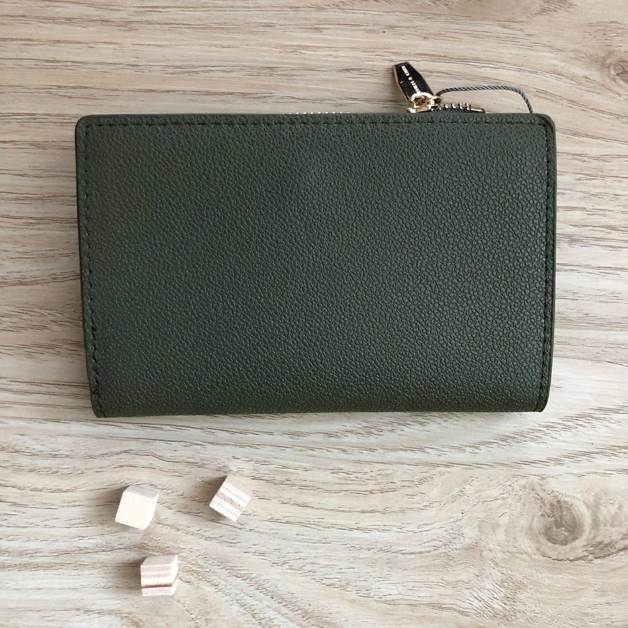 Charles & Keith Classic Snap-Button Wallet กระเป๋าสตางค์ใบสั้นพับ 2 ตอน ด้านหน้ามีโลโก้แบรนด์ เปิด - ปิดด้วยกระดุม ภายในมีช่องใส่ธนบัตร ช่องใส่บัตร และช่องซิปใส่เหรียญ