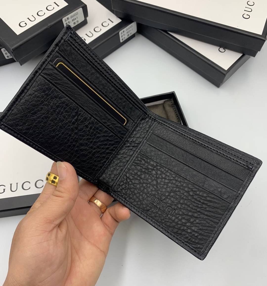 หนังแท้ GUCCI Men Short Wallet รุ่นใหม่ล่าสุด!! หนังสวยเริด ดีงามมากค่าาา กระเป๋าสตางค์ใบสั้น ดีไซน์ใหม่ สวยดูหรู ถือใช้กำลังเหมาะมือ ใส่บัตรได้เยอะ ใส่ธนบัตรได้ทุกชนิด มาครบ set พร้อมส่ง!! เป็นไอเท็มที่หนุ่มๆต้องมีจริงๆจ้า 😎😎