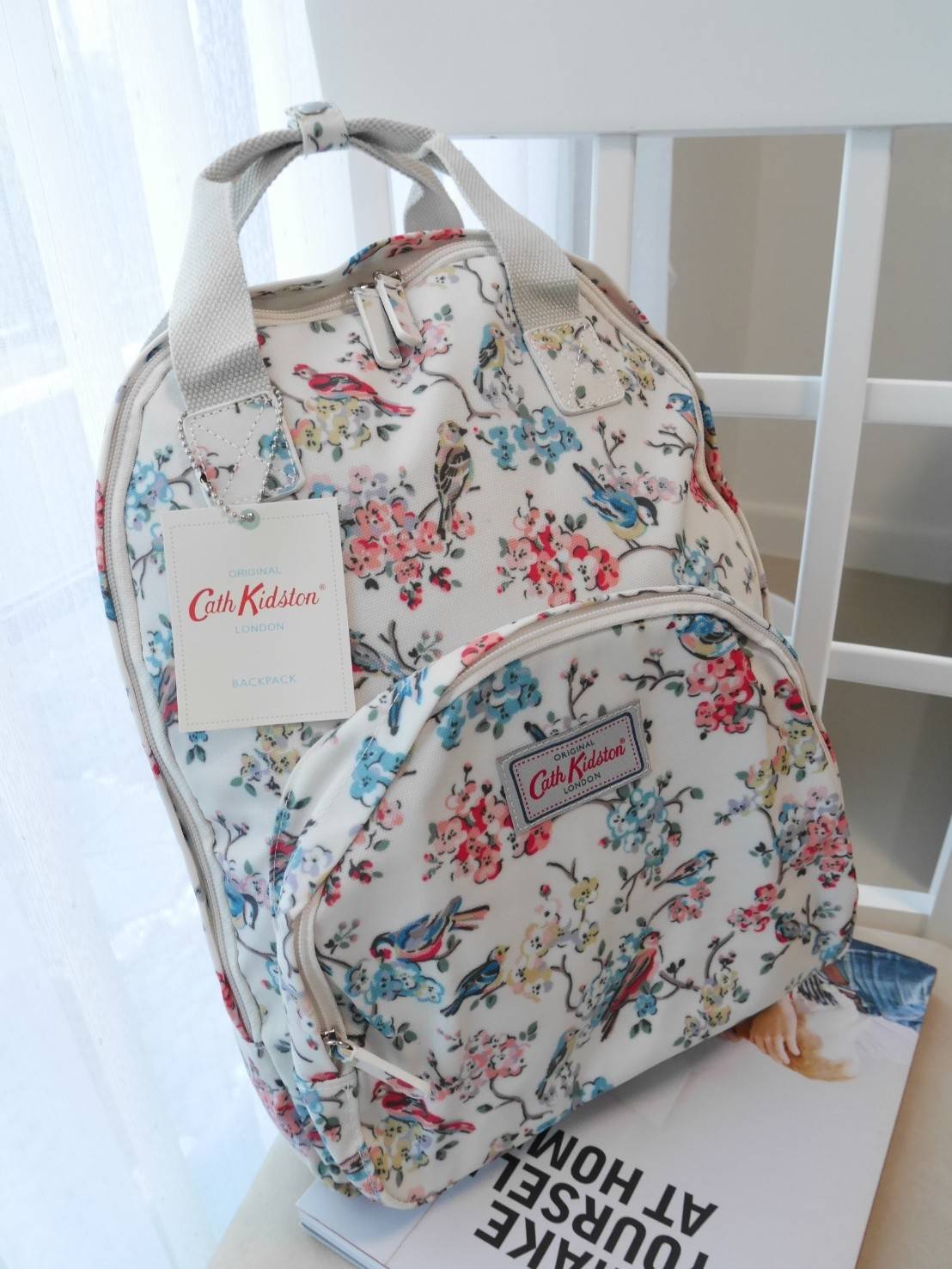 CATH KIDSTON BACKPACK BAG กระเป๋าเป้น่ารัก ตามแบบฉบับของแบรนด์นี้เลยค่า โดดเด่นด้วยหนัง PVC พิมพ์ลาย กันน้ำทั้งใบ ด้านในมีช่องซิปใหญ่ใส่ของ 2 ช่อง จุของได้เยอะ ใส่ IPAD / A4ได้สบายเลยค่ะ ด้านหน้ามีช่องซิปเล็ก 1 ช่อง ใส่ของจุกจิกหนิบได้สะดวก น้ำหนักเบา ใช้