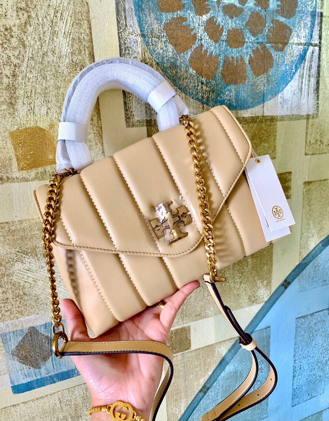 TORY BURCH KIRA QUILTED SMALL BAG พร้อมส่งที่ไทย ไม่ผิดหวังแน่นอนค่ะ! กระเป๋าหิ้วหรือสะพายข้างได้ วัสดุหนังแกะแท้ทั้งใบ ((หนังแกะจะมีคุณภาพดีเงานิ่มและแพงกว่าหนังวัวจ้า)) หนังนิ่มสวยงามมากๆค่ะ เปิดปิดกระเป๋าแบบหมุนล็อคแบบโลโก้แบรนด์ ใช้อะไหล่คลาสสิคดูหรูเ