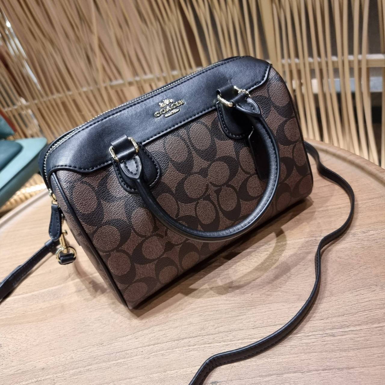 COACH F32203 MINI BENNETT SATCHEL IN SIGNATURE CANVAS กลับมาอีกครั้ง!! กับกระเป๋าทรงหมอนยอดฮิต 🥳 มีกี่สีก็ขายหมด วัสดุหนังแคนวาสเคลือบลาย ทรงสวยใช้งานได้ทุกโอกาส ภายในโล่งกว้างใส่ของได้เยอะ มีหูจับในตัว และสายสะพาย crossbody ปรับได้ตามตัว ใบนี้ไม่