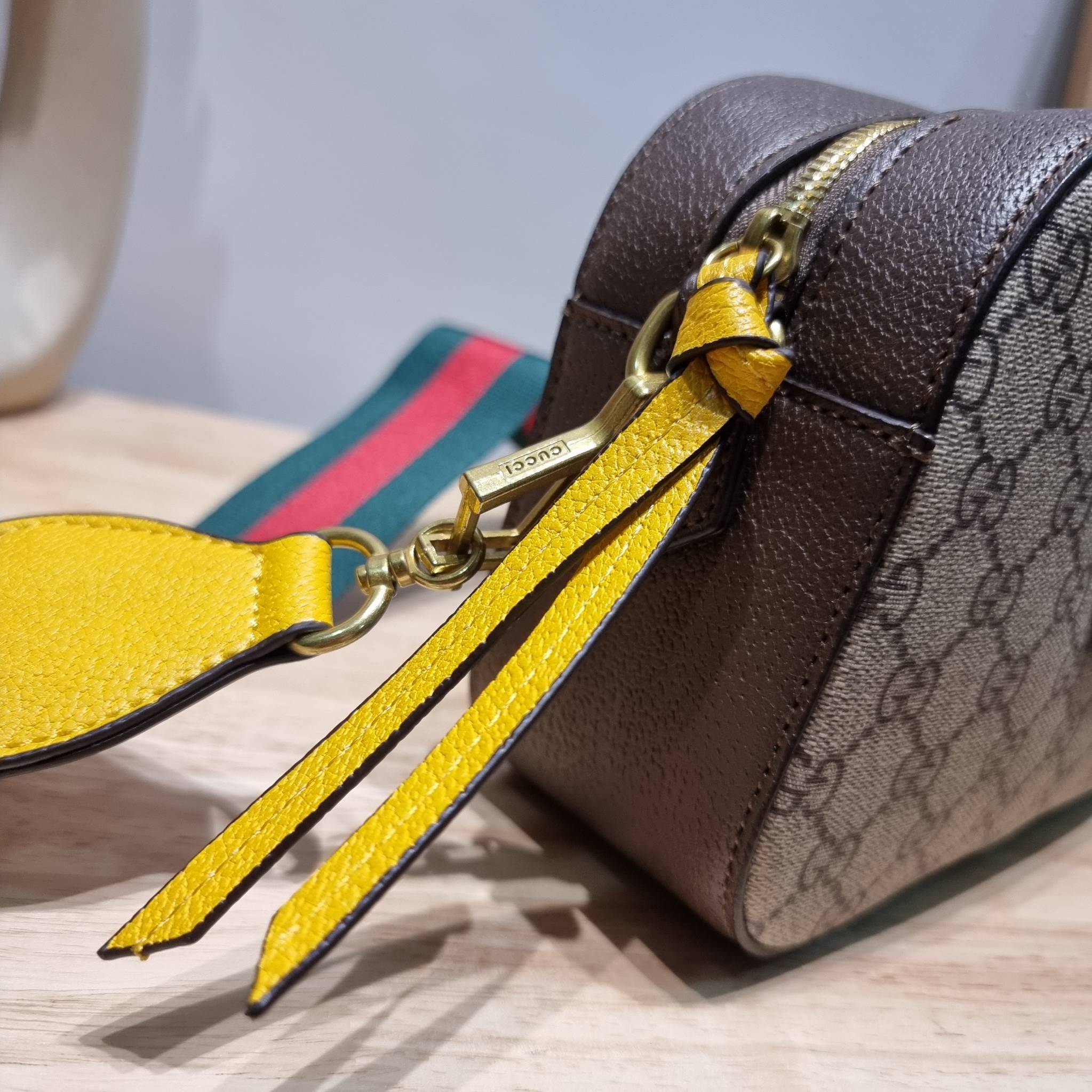 Set 3 ชิ้น Gucci Neo Vintage GG Supreme Messenger Bag box set ชวนสะสม ใครมองหาของขวัญอยู่ เซ็ทนี้จัดว่าเลิศมาก! กับการจับเอารุ่นยอดฮิต มามิกซ์รวมกับไอเท็มสุดคุ้มของมันต้องมี!! จัดเรียงให้อยู่ในกล่อง box set ลิมิเต็ด ที่มีทั้งแว่นตา gentle monster แบรนด์สุ