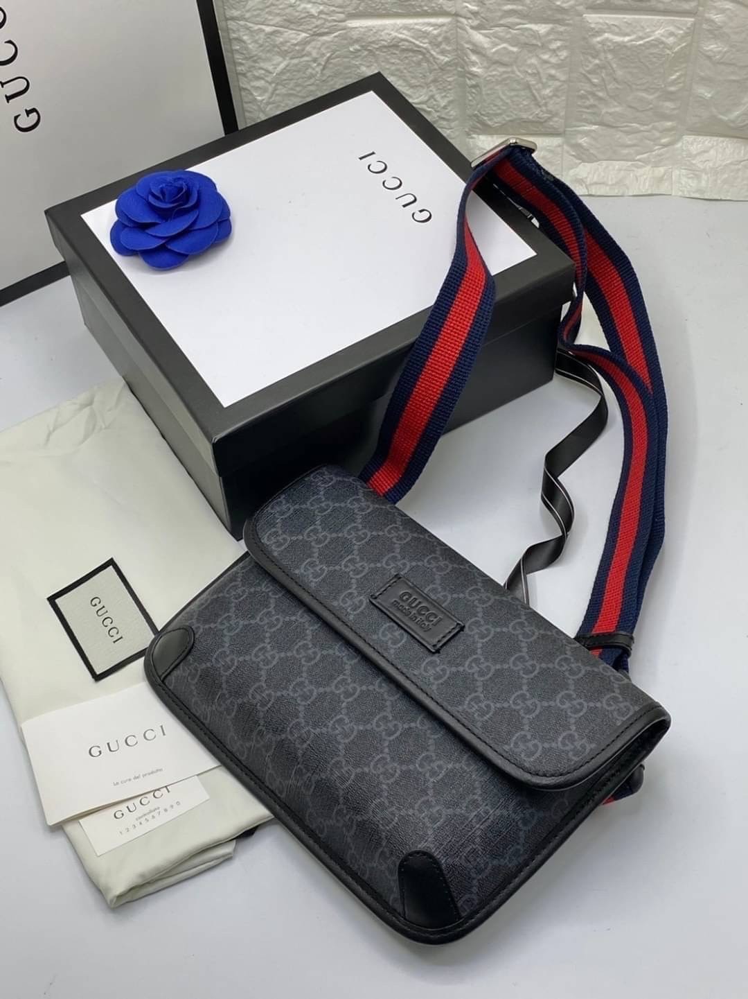 VIP 】หนังแท้ Gucci GG belt bag อีกหนึ่งกระเป๋าคาดอก ที่เป็น unisex และหายากไปอีก ดีไซน์ย้อนยุคยอดฮิต ขนาดกะทัดรัดพกสะดวก วัสดุหนังแคนวาส ทนทาน ภายในเป็นช่องโล่ง ใส่โทรศัพท์ได้ ของจุกๆสำคัญๆได้ สายสะพายปรับได้ตามตัว ใบจริงเห็นแล้วหลงรัก คุ้มค่าที่สุด จัดเล