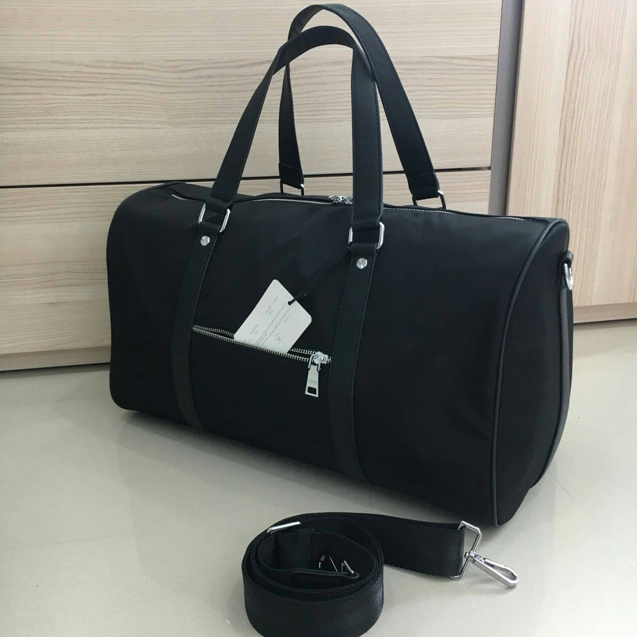 New arrival ! ของมันต้องมี♡ มาใหม่กับ กระเป๋าทรง Travel Bag ใส่ของได้เยอะมาก ไปต่างประเทศได้สบายคะ หมดห่วง ผู้หญิงทุกคนต้องมี ตัวกระเป๋าทำจากผ้า Nylon อย่างดี สามารถกันน้ำได้ ทรงสวยมากคะ มีความอยู่ทรงในระดับนึง ด้านหน้ามีโลโก้สวยงาม อะไหล่เงินทั้งใ