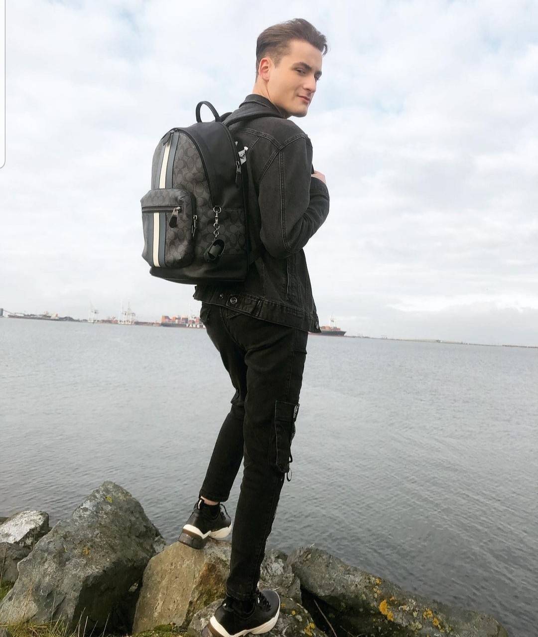 COACH WEST BACKPACK IN SIGNATURE CANVAS WITH VARSITY STRIPE (COACH 3001)😎กระเป๋าเป้ กระเป๋าสะพาย รุ่นหายาก ที่มีมาไม่บ่อย// วัสดุแคนวาส ผสมหนังแท้ หนังนิ่ม ทรงสวย จุของได้เยอะ ลาย SIGNATURE โดดเด่น ดูดีม๊าก!!// มีช่องหลัก แยกเป็น 2 ช่อง สามารถแยกเ