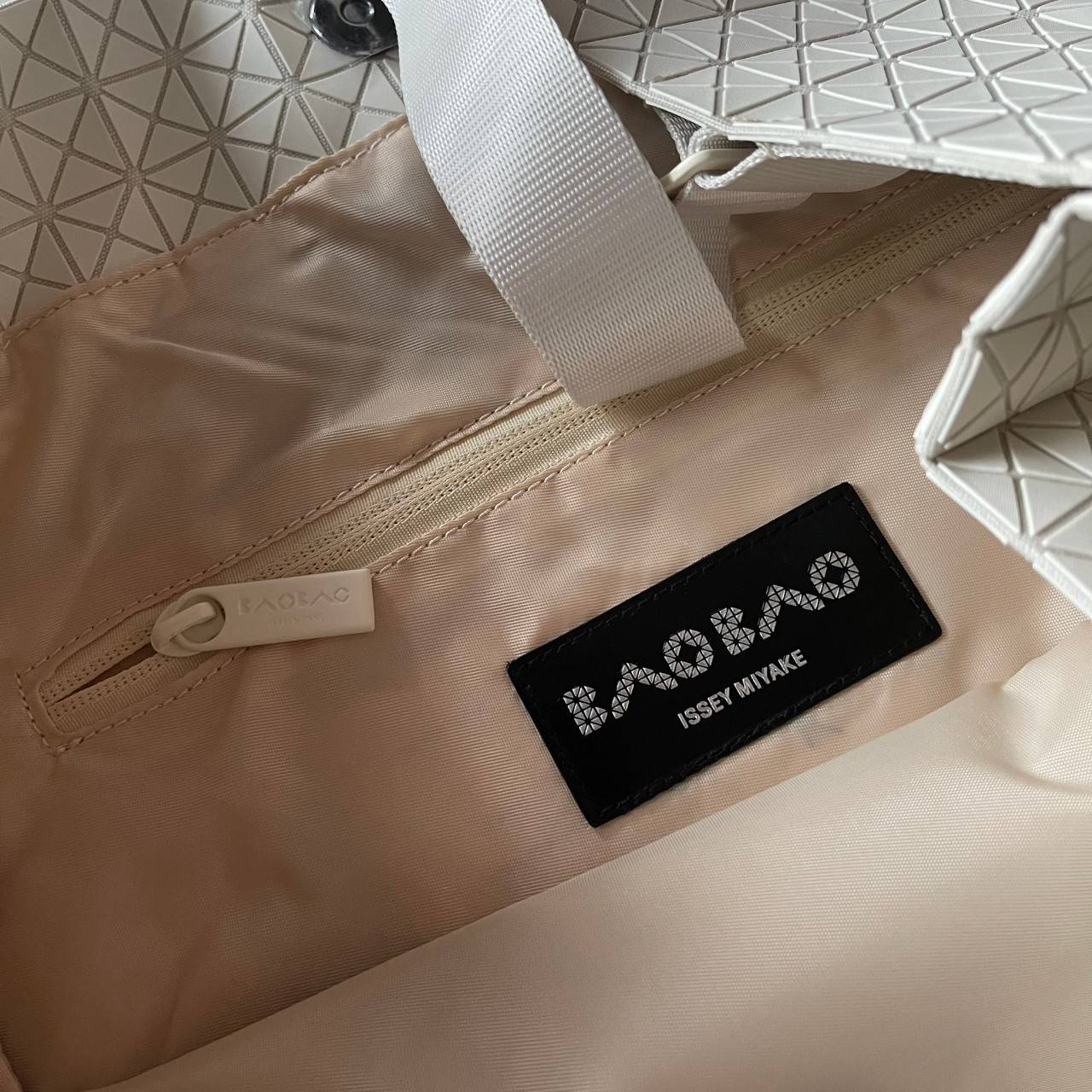 VIP 】Bao Bao Issey Miyake Cart Tote Bag พร้อมส่งที่ไทย รุ่นใหม่ล่าสุด สามารถใช้ได้ทั้งผู้หญิงกับผู้ชาย เบาสบายจุของได้เยอะสามารถทนทานต่อน้ำหนักได้สูงใช้งานได้ยาวๆเลยค่ะ