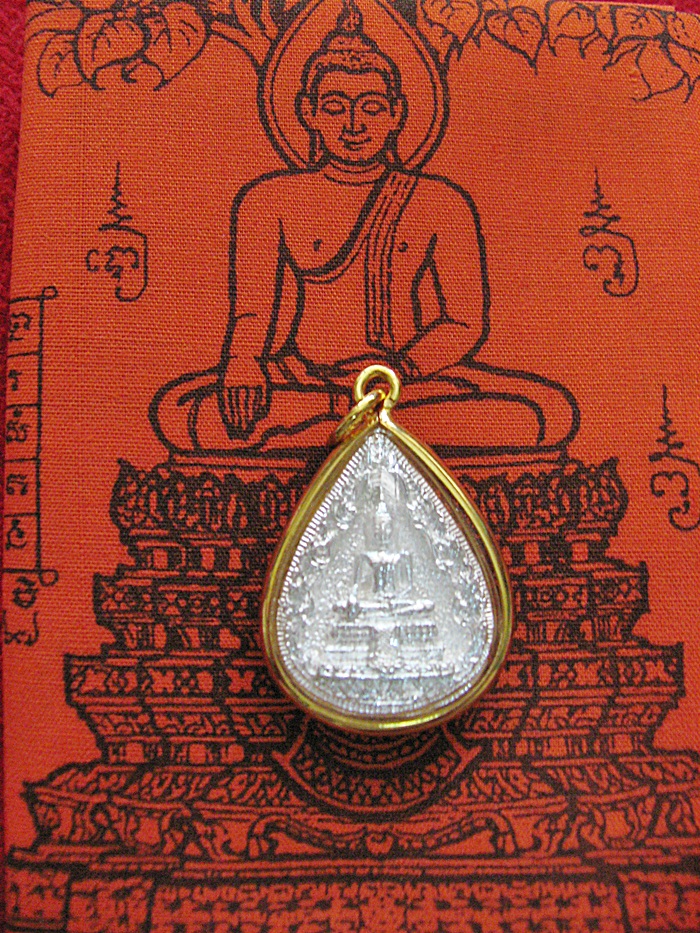 สินค้าหมดค่ะ เหรียญหลวงพ่อวัดไร่ขิงหลัง ภปร. รุ่นสร้างโรงพยาบาล พ.ศ.๒๕๒๒ เนื้อกะไหล่เงิน เลี่ยมทองไมครอน พร้อมผ้ายันต์และใบคาถาค่ะ