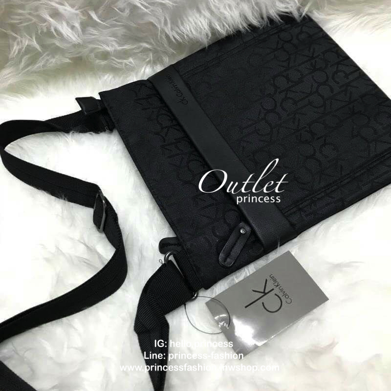 CALVIN KLEIN JEANS CROSSBODY BAG กระเป๋าสะพาย Ck Jeans รุ่นLimited Edition จาก Calvin Klein Jeans วัสดุ Canvas + Polyester 100% คุณภาพดีเนื้อหนาพิมพ์ลาย Ckรอบใบ ด้านหน้ามีโลโก้ Calvin Klein พร้อมช่องซิป1ช่อง เปิดปิดด้วยซิปเดียว ภายในมีโลโก้เเละช่องซิป ขนา