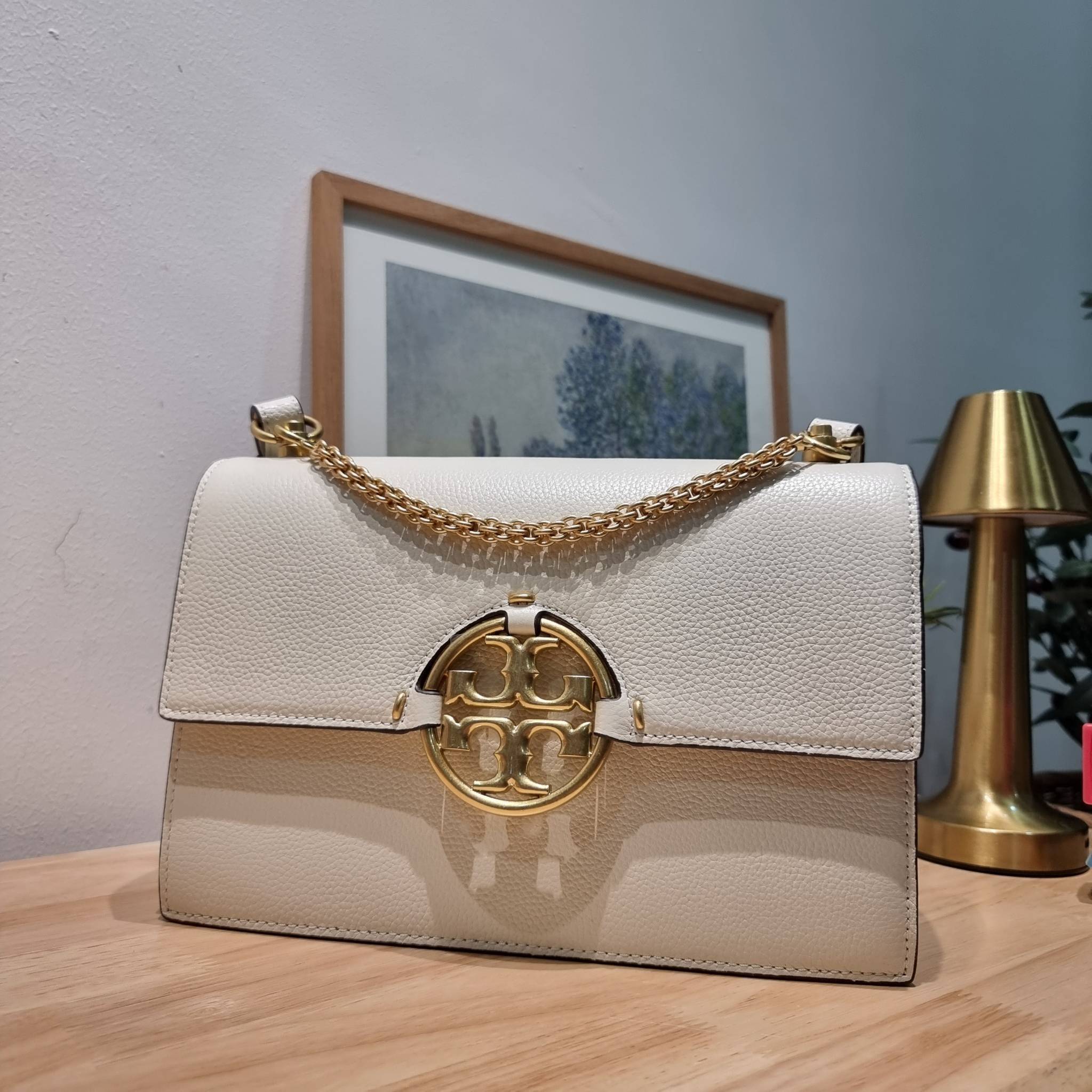 TORY BURCH MILLER SHOULDER BAG / Tory Burch Bag รุ่นยอดนิยม รุ่นหายาก รุ่นที่สาวๆตามหา ใบนี้เลย!! สวยหรู ผู้ดีทุกสี กระเป๋าสะพายไหล่ ดีไซน์อยู่ทรง คลาสสิคแฝงความหรูด้วยโลโก้สีทองอร่ามโดดเด่น