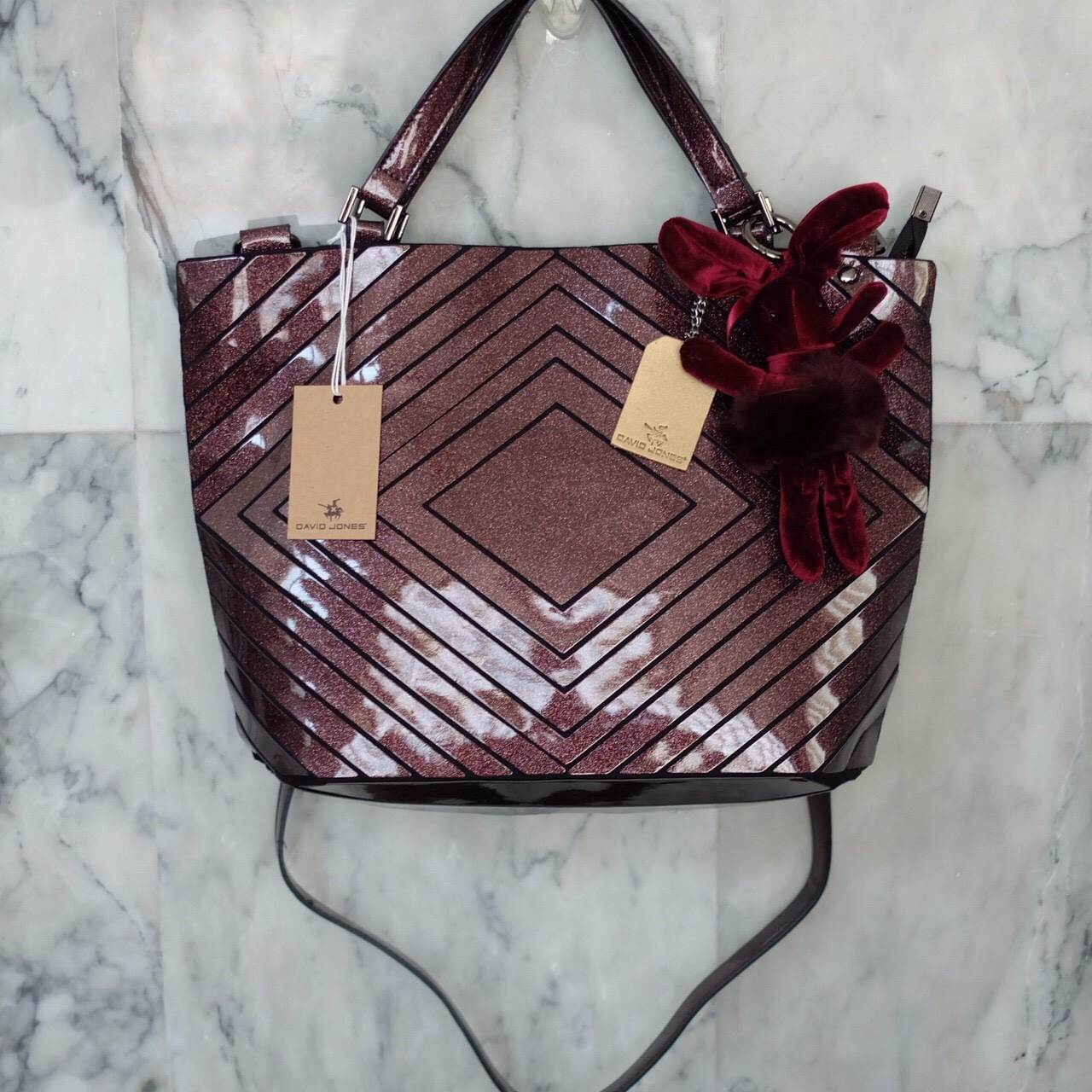 สีใหม่ Cranberry สวย มาก ตัวกระเป๋ามี กลิ้ตเตอร์ วิ้งๆ ทำให้โดดเด่น ลาย Limited edition หายาก 👍ปรับทรงได้ 2 แบบ น่ารักมาก สวยที่สุด มาพร้อมกระต่ายเข้า set เลิศคะ กระเป๋า จากแบรนด์ David Jones กระเป๋าสะพายข้างดีไซน์เกร๋มาก สีสวยหรูมาก ขนาดกะลังดีเล