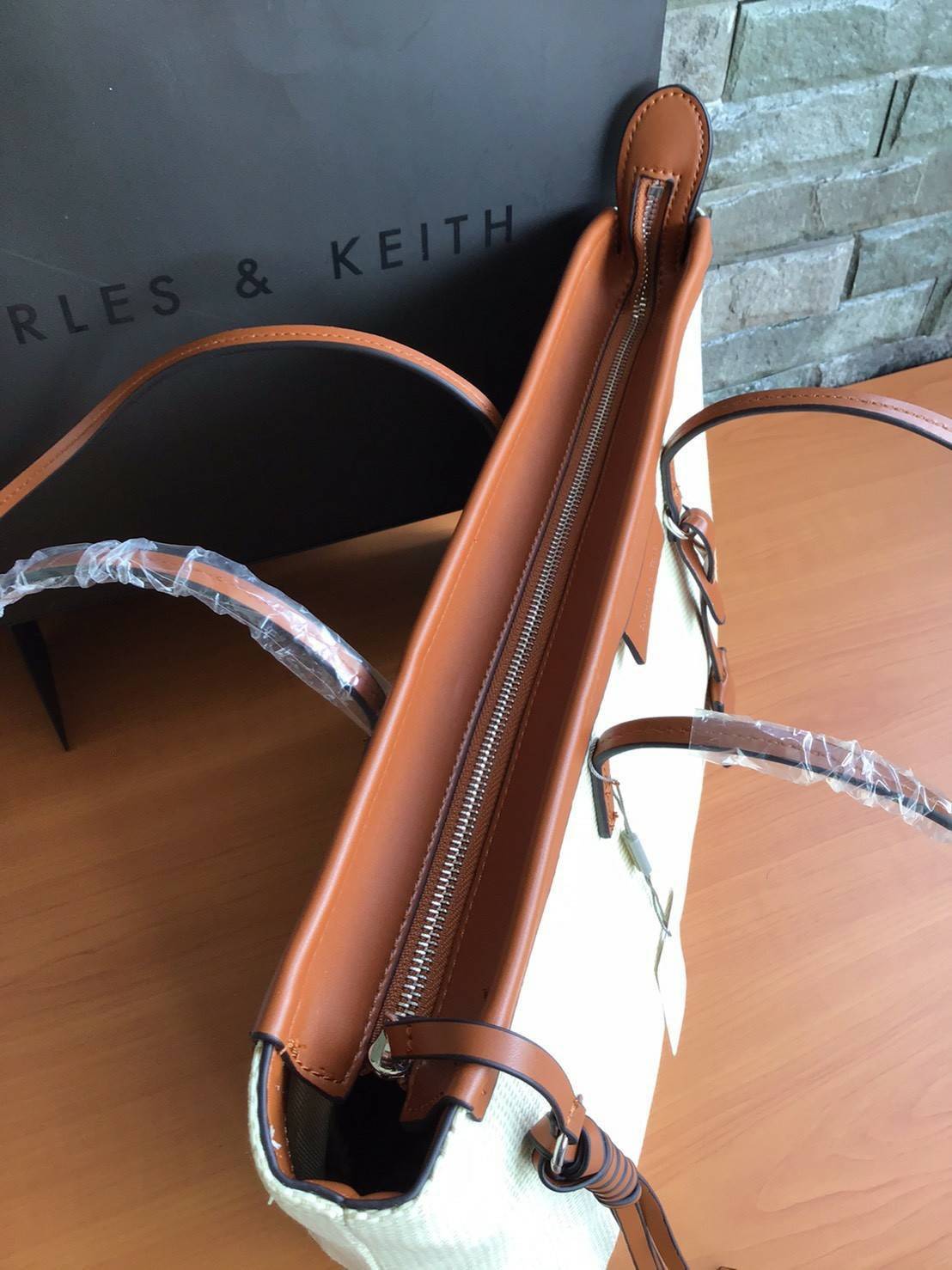 Charles & Keith Black Textured Tote Bag ฮอตฮิตตลอดกาลสำหรับรุ่นนี้ รุ่นยอดนิยม!! มากี่รอบกี่รอบก็ขายดี ใครไม่มีรุ่นนี้ติดตู้ไว้ถือว่าเชยมาก(!!) กระเป๋าสะพายทรง Shopping bag ใบใหญ่จุของได้ใจ น้ำหนักเบา โดดเด่นด้วย Textured วัสดุสานรอบใบ ตัดขอบหนัง สวยอยู่ท