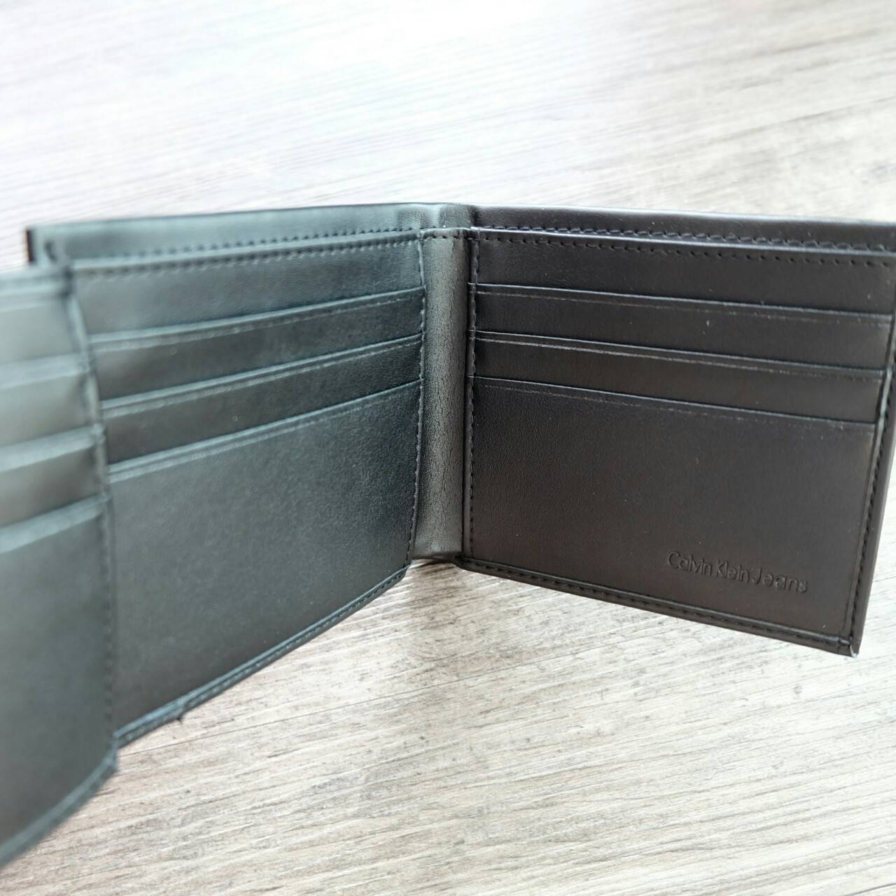 Calvin Klein Short Wallet กระเป๋าสตางค์ใบสั้น ด้านหน้ามีโลโก้แบรนด์ และตกแต่ง ด้วยหมุดโลหะเงิน ภายในมีช่องใส่ธนบัตร ช่องใส่บัตรหลาย ช่อง และช่องใส่รูป จะมอบเป็นของขวัญหรือใช้เองก็แนะนำค่ะ