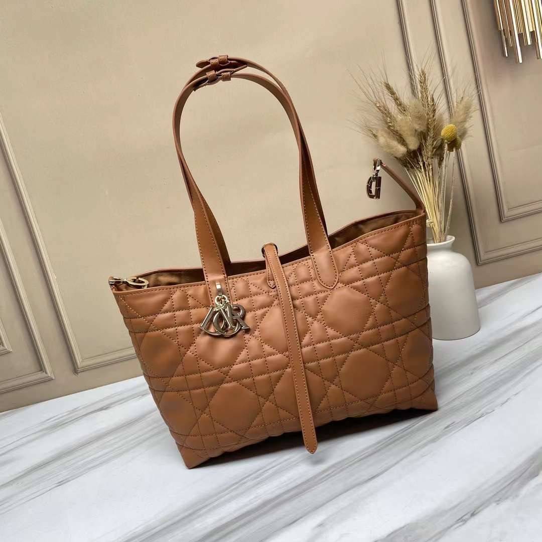 MEDIUM 30cm DIOR TOUJOURS BAG Macrocannage Calfskin / DIOR Tote Bag ออริ 1:1 พร้อมส่ง 5 สี กระเป๋าสะพายทรงโท้ท จุของได้เต็มที่ รูปทรงคลาสสิค หนังสวย หรูหราเกินราคา
