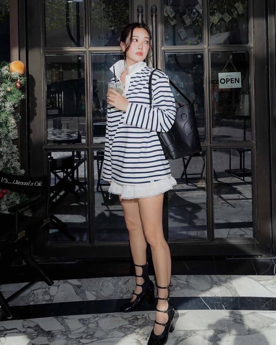 Rally The Bag Whisper กระเป๋าทรงบัคเก็ตงานหนังรุ่นใหม่ ฮอทติดลมบน มาแรงสะพายกันทั่วบ้านทั่วเมือง สายแบกสายขนห้ามพลาดจุของได้เยอะ รุ่นหนังผิวสัมผัสนิ่มมือ ทนทานและจุสิ่งของได้ครบครัน