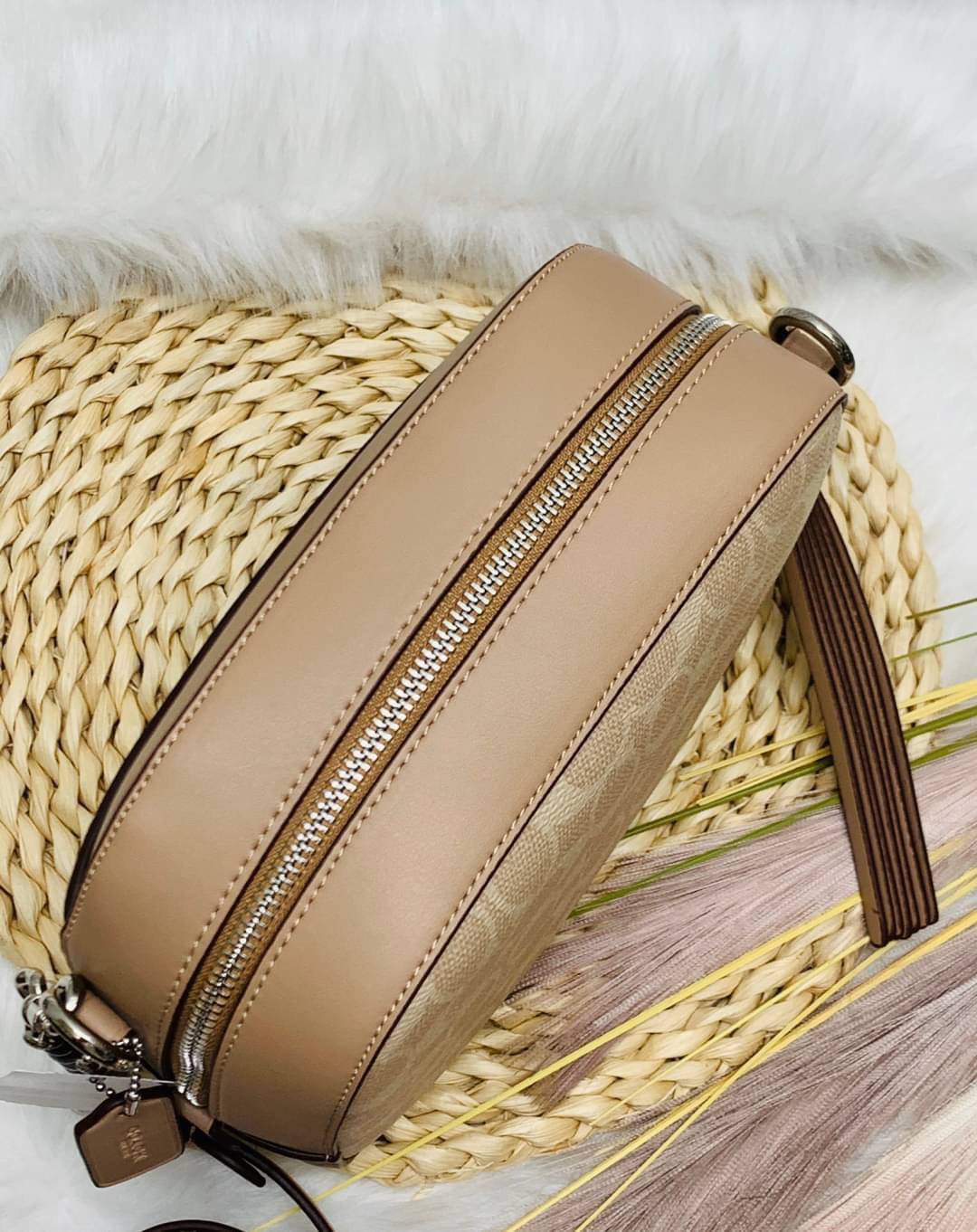 สินค้าขายดี พร้อมสีใหม่ 3สี ในไทยยังไม่มีค่ะ !! COACH SIGNATURE CROSSBODY BOX BAG ((F31208)) กระเป๋าสะพายวัสดุหนังแท้ จาก coach factory outlet หนังนิ่ม ทรงสวย ตัวกระเป๋าลายแบรนด์ ตัดขอบหนังเรียบได้สวยงามค่ะ ด้านหน้า-หลัง มีช่องสำหรับใส่ของ เปิดปิดกระเป๋าแ