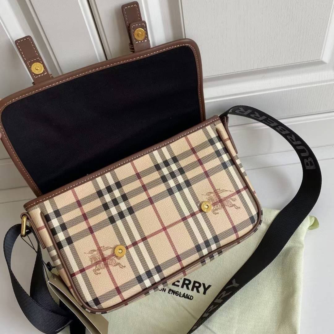 BURBERRY MESSENGER VINTAGE BAG VIP GIFT WITH PURCHASE (GWP) พรีเมี่ยมกิ๊ฟ Limited Edition จาก BURBERRY วัสดุหนังทั้งใบลายวินเทจ ตกแต่งคาดเข็มขัดด้านหน้า เปิดปิดด้วยกระดุมแม่เหล็ก ภายในมีช่องใส่ของโล่งกว้าง สามารถใส่มือถือ ipad mini ของจุกจิกได้ อะไหล่แบรน