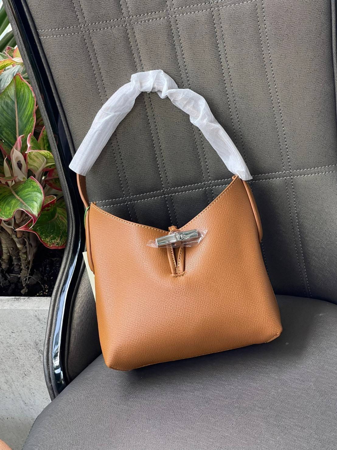 Longchamp ROSEAU Sac porté épaule XS กระเป๋าสะพายไหล่ซึ่งเป็นหนึ่งในแฟชั่นไอเทมที่สาว ๆ ส่วนใหญ่จะต้องมีไว้ใช้งานกันอย่างน้อยคนละหนึ่งใบแน่นอน ใช้งานสะดวก คล่องตัว ทั้งยังมีดีไซน์ให้เลือกหลากหลายตั้งแต่แบบหรูหรา น่ารักสดใส ไปจนถึงเรียบโก้ ให้คุณเลือกหยิบม