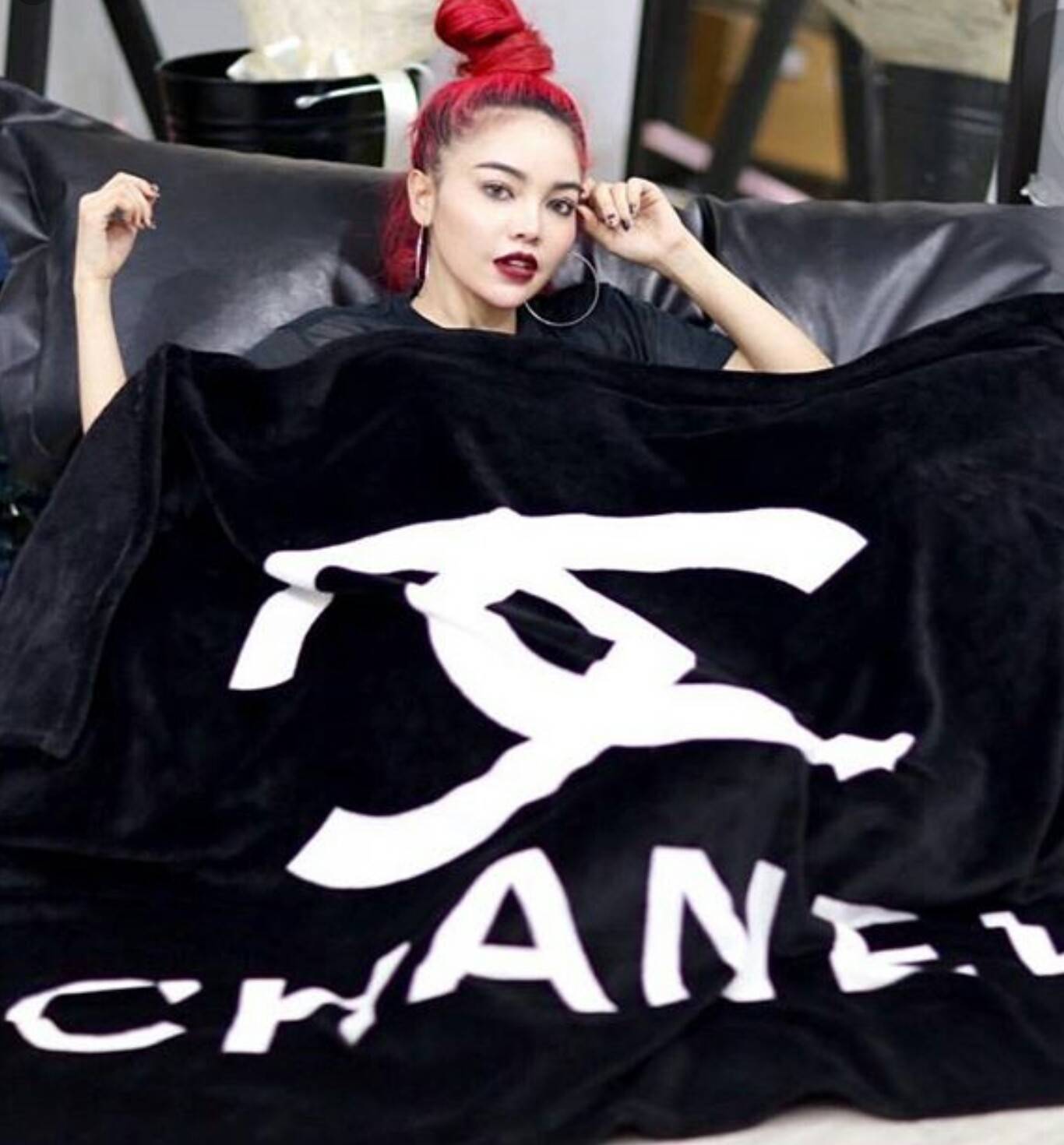 Item ที่สาวๆต้องมี สำหรับหนาวนี้ค้า! Chanel Blanket ผ้าห่มลายทูโทน Chanel สุดหรู ที่ Celebหลายคน ต้องถ่ายรูปโชว์! โดดเด่นด้วย ขนาดใหญ่ jumbo ห่มได้มากกว่า 2-3 คน เนื้อผ้า **ดีม๊ากกกกกก ขนนุ่มลื่นมือสุดๆ จะพกติดรถหรือมีติดเตียง ก้ควรมีไว้ครอบครอง ที่สุดคะ