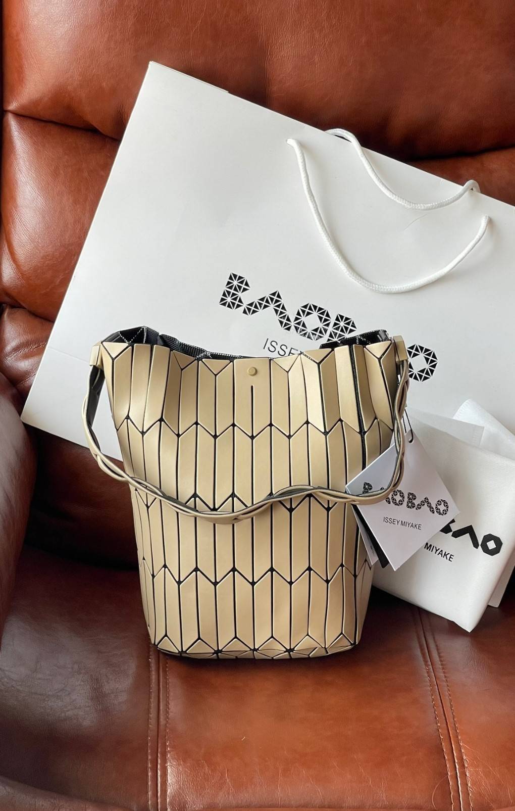 Baobao Issey Miyake Large Bucket กระเป๋าบัคเก็ตขนาดใหญ่สามารถใช้ใส่ร่มพับได้หรือขวดน้ำขนาดเล็กได้ ซีรีย์ใหม่นี้มีจุดเด่นที่แผ่นรูปทรงสี่เหลี่ยมด้านขนานในแนวตั้ง