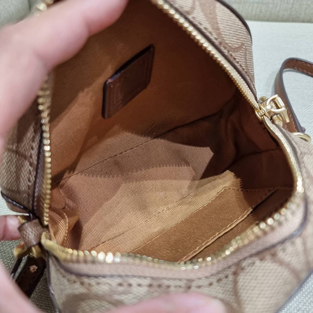 COACH 2628 MINI SERENA CROSSBODY IN SIGNATURE CANVAS ใหม่ที่สุด!! พร้อมส่งทุกสีเด็ด!! ย่อส่วนกระเป๋าสะพายคอลเลคชั่นยอดฮิต มินิเซเรนา ที่รับรองว่าน้องน่ารักม้ากกก!! ขนาดเล็กกุ๊งกิ๊ง แต่ดีเทลยิ่งใหญ่ วัสดุหนังแคนวาสเคลือบลาย เปิด-ปิดด้วยซิป สะดวกใช้ ภายในเป