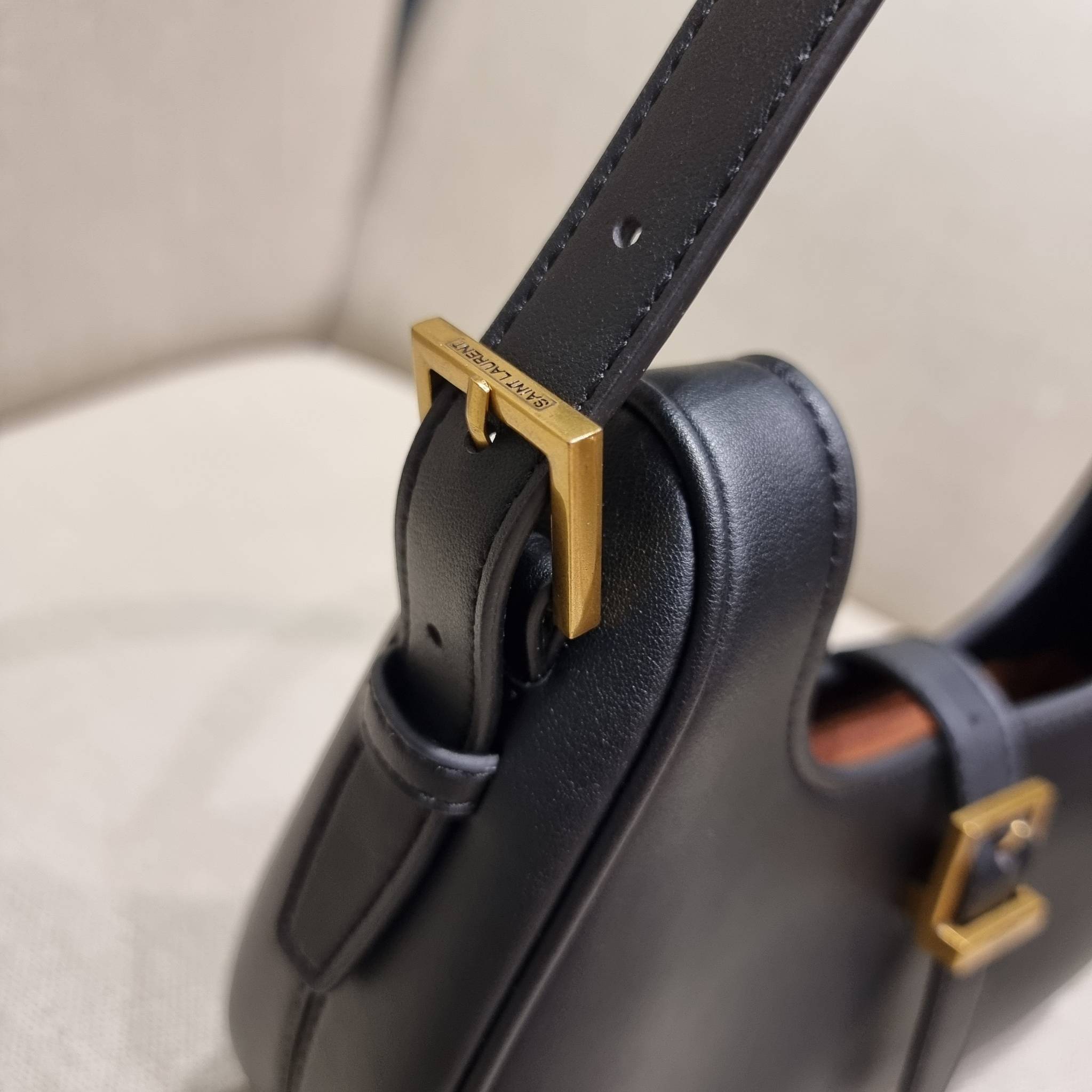 Yves Saint laurent le fermoir hobo bag in shiny leather / YSL hobo bag กระเป๋าสะพายไหล่ ดีเทลหรู สวยครบทุกมุม ตอบโจทย์สาวๆทุกไลฟ์สไตล์ เพราะใช้งานได้ง่ายและสะดวก vip พรีเมี่ยมกิ๊ฟจาก dytyfree วัสดุหนังวัวแท้เต็มใบ สัมผัสดีงามมากๆ น้ำหนักเบา ดูแพงที่สุด ปา