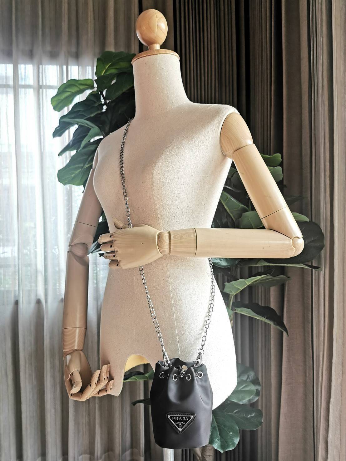 กลับมาตามคำเรียกร้อง Must Have!✴️PRADA MINI DRAWSTRING WITH KEYCHAIN VIP GIFT WITH PURCHASE (GWP) พรีเมี่ยมกิ๊ฟจากต่างประเทศรุ่น Limited "Duty Free" กำลังฮิตสุดๆในเกาหลี วัสดุ Nylon & Polyester 100% ด้านหน้าประดับโลโก้ เปิดปิดแบบ Drawstri