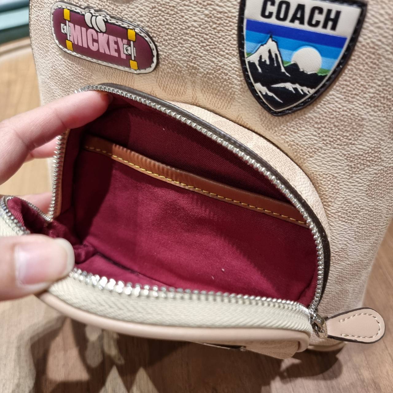 COACH 3892 DISNEY MICKEY MOUSE x COACH SIGNATURE SMALL BACKPACK เป้รุ่นลิมิเต็ดสุดหายาก!! คิ้วท์ๆ น่ารักน่าใช้มากๆ ด้วยดีไซน์ที่โดดเด่น 🎒💓 วัสดุหนังแคนวาสคุณภาพดี มีช่องซิปแยกให้หลายช่อง สายสะพายปรับได้ตามถนัด รุ่นนี้ขับผิวดีมากๆ ถ่ายรูปได