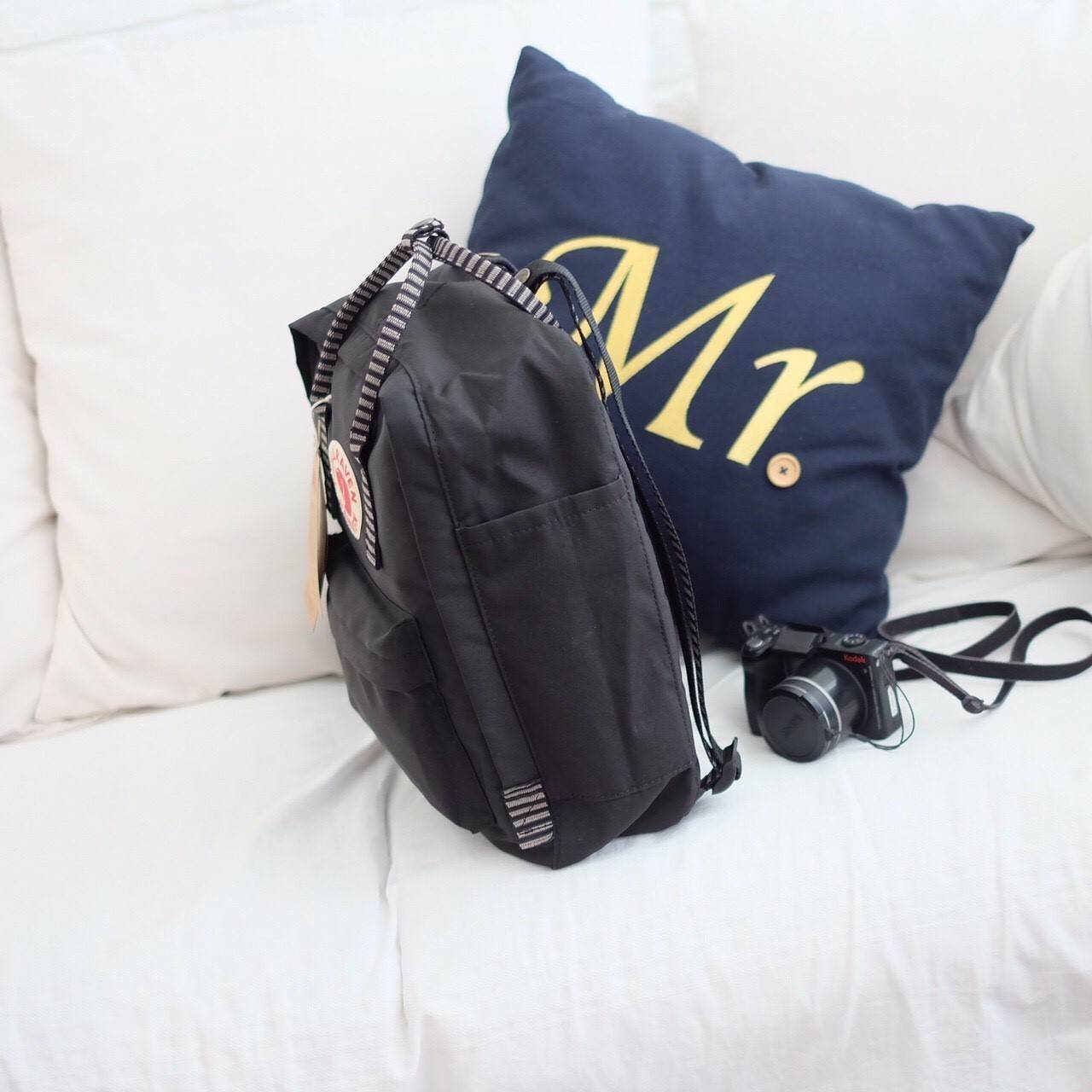 Kanken backpack กระเป๋าเป้สุดฮิต คุณสมบัติมีความทนทานสูงและสามารถกันน้ำ ทำจากเส้นใยพิเศษ เรียกว่า Vinylon-F มีซิปกลางที่เปิดเข้าไป ส่วนข้างในกระเป๋า ด้านในจะมีโฟมสำหรับรองแผ่นหลัง สะพาย สะพายสบายค่ะ เหมาะเป็นกระเป๋าเป้ที่สะพายไปโรงเรียน วันว่างสบายๆ หรือเ