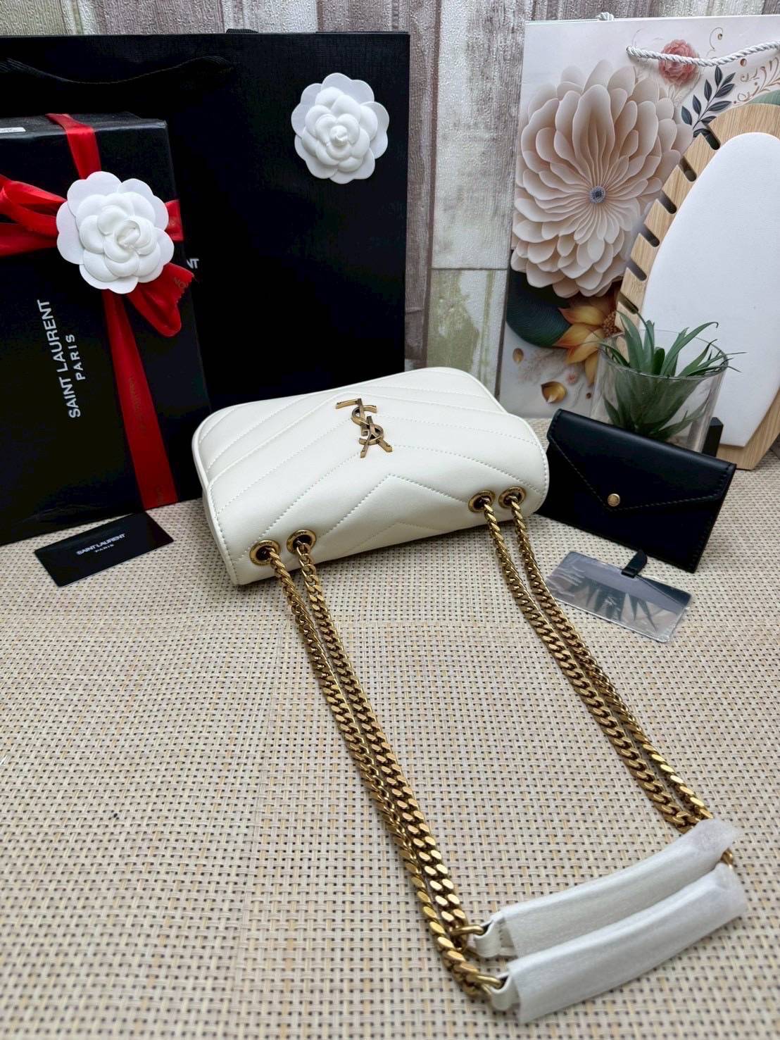 ORI หนังแท้ | YSL LOULOU small in MATELASSÉ กระเป๋าสะพายสายโซ่าีทองหรูหรา งานหนังแท้เนื้อนุ่มตะเข็บเย็บลายเชฟรอนสวยหรูโดดเด่นเป็นเอกลักษณ์ 🤍 เกรดออริจินอล หนังแท้