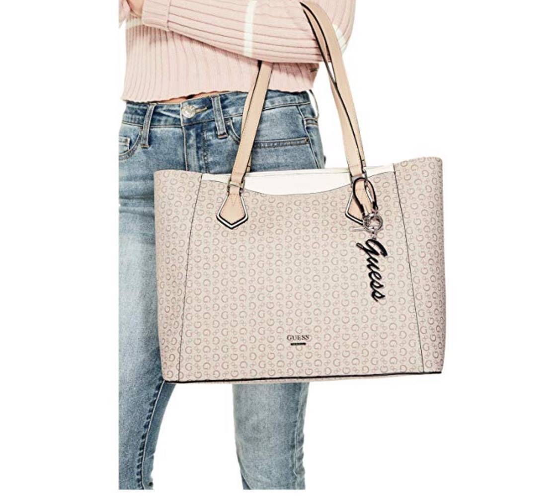 GUESS Factory Women's Diem Logo-Print Tote กระเป๋าถือหรือสะพายไหล่ ใบใหญ่ pu. เนื้อดี ลายแบรนด์ รอบใบ พร้อมพวงกุญแบรนด์ ภายในแบ่งช่องเป็นสัดส่วน จุได้เยอะ ใส่ A4 ได้ หูหิ้วสะพ่ยไหล่ได้ค่ะ