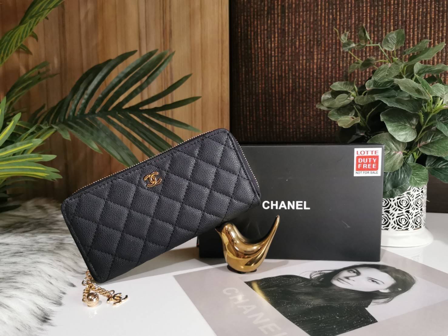 พรีเมี่ยมกิ๊ฟแท้ 100% 】Chanel Beaute Wallet Complimentary VIP Gift With Purchase (GWP) กระเป๋าสตางค์พรีเมี่ยมกิ๊ฟ จาก Chanel Cosmetic Counter Duty free วัสดุหนังคาเวียร์สวยหรูเปิดปิดด้วยซิปสะดวกใช้ ด้านหน้าประดับโลโก้แบรนด์อะไหล่ทอง