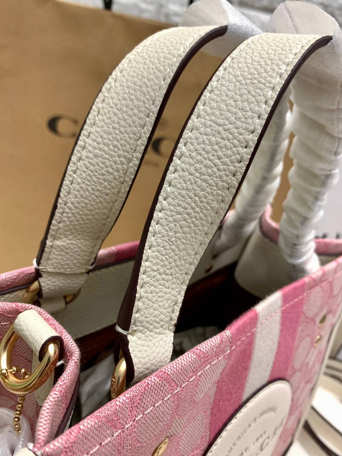 ใหม่ล่าสุด อดใจยังไงไหว💋 COACH Dempsey Field Tote 22 ((C5268//C5115)) พร้อมส่งความสวยที่ไทยค่ะ! กระเป๋าทรง Tote ขนาดพอเหมาะลำตัว พกพาง่ายสะดวกได้กับทุกๆวัน ด้านหน้าปั้มโลโก้แบรนด์ตัวใหญ่สวยค่ะ;เปิดปิดกระเป๋าแบบกระดุมแม่เหล็ก ภายในใส่กระเป๋าเงินใบย