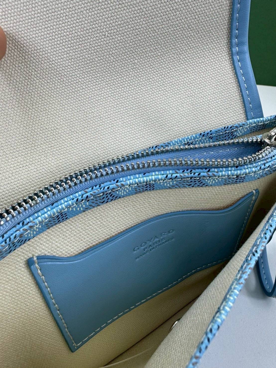 10 สี ORI หนังแท้ | GOYARD Plumet pouch-wallet กระเป๋าสะพายใบเล็กกะทัดรัด ดีไซน์กระเป๋าสตางค์ Plumet ดีไซน์มาพร้อมช่องใส่เหรียญ ธนบัตร และบัตรต่างๆ สามารถสะพายไหล่เป็นกระเป๋าสะพายข้างได้เหมือนกระเป๋าใบเล็ก